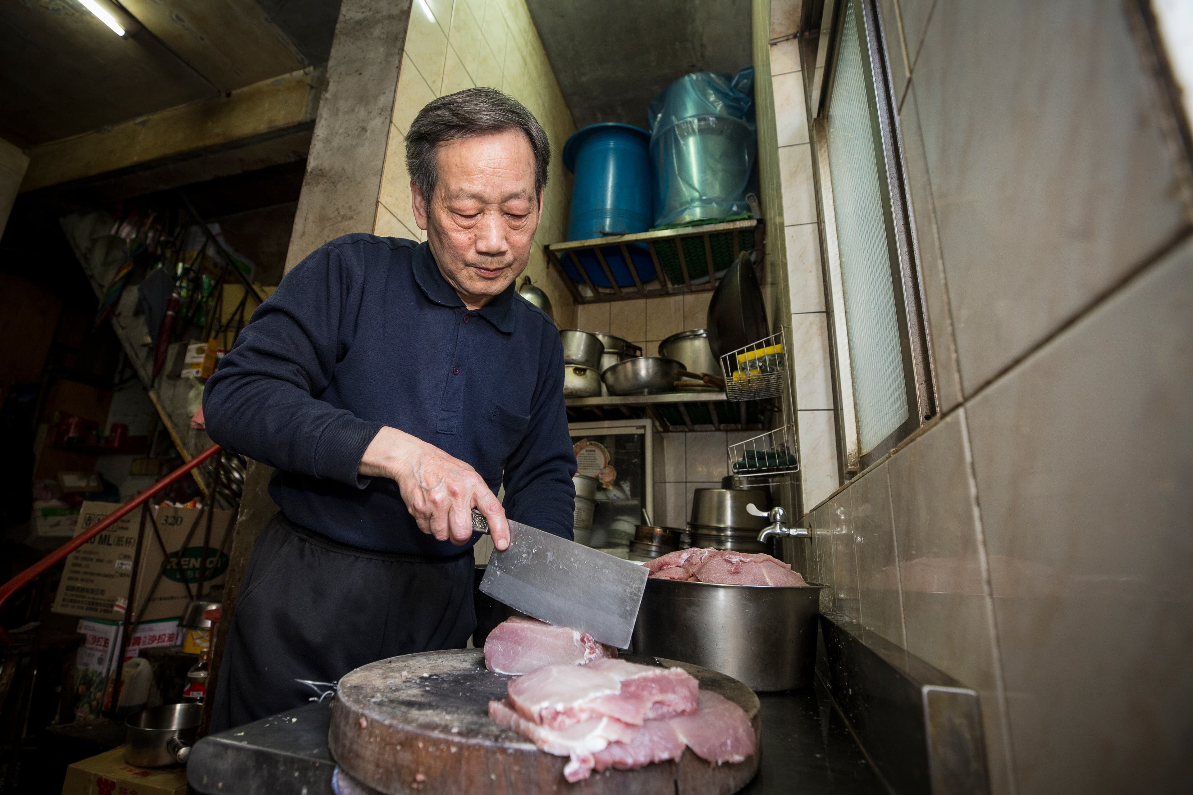 老老闆江鴻烈,因為經年累月長時間站煎台,把身體給操壞了。兒子接班後,他仍習慣每天準時到店裡幫忙。