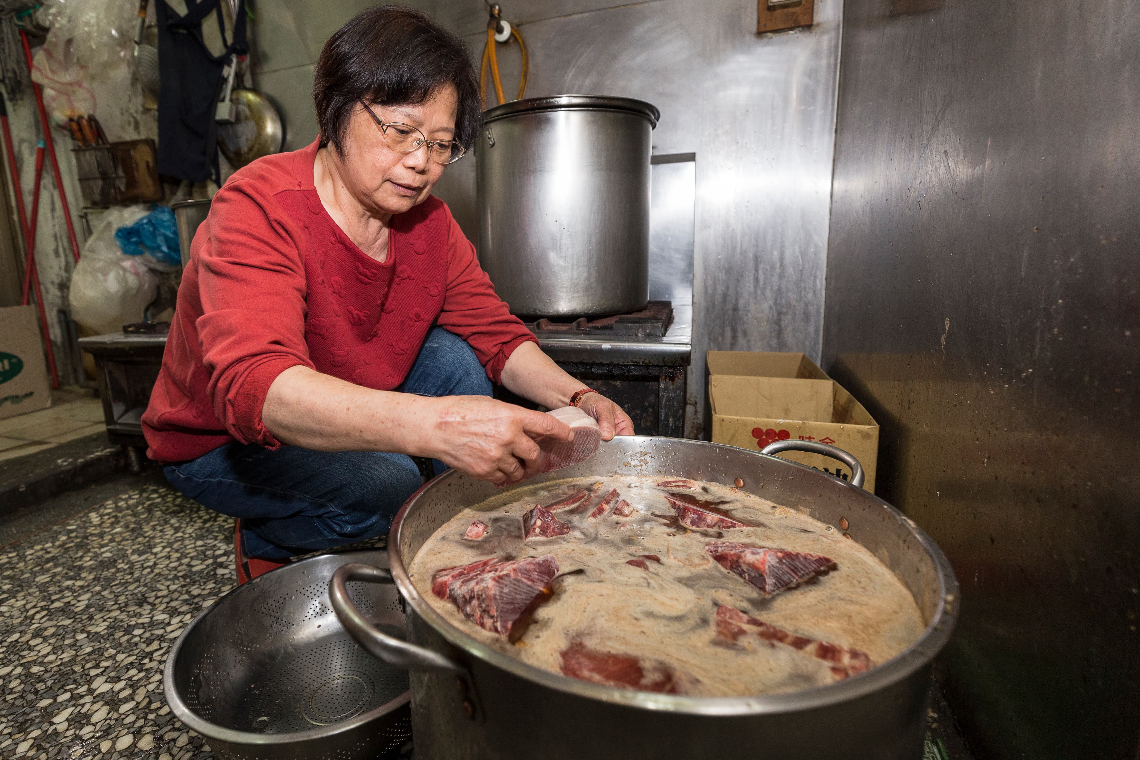 從做鐵板牛排第一天開始,江媽媽就堅持親自醃肉,也把關肉的品質。