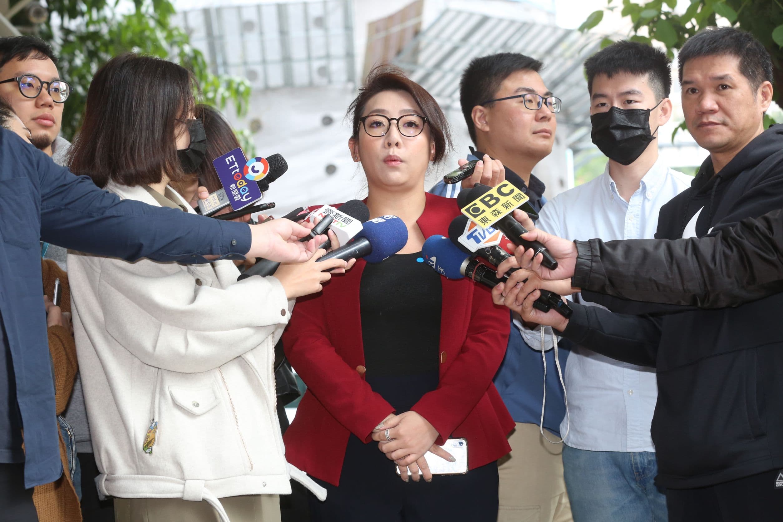 台灣民眾黨發言人林珍羽接受媒體訪問。