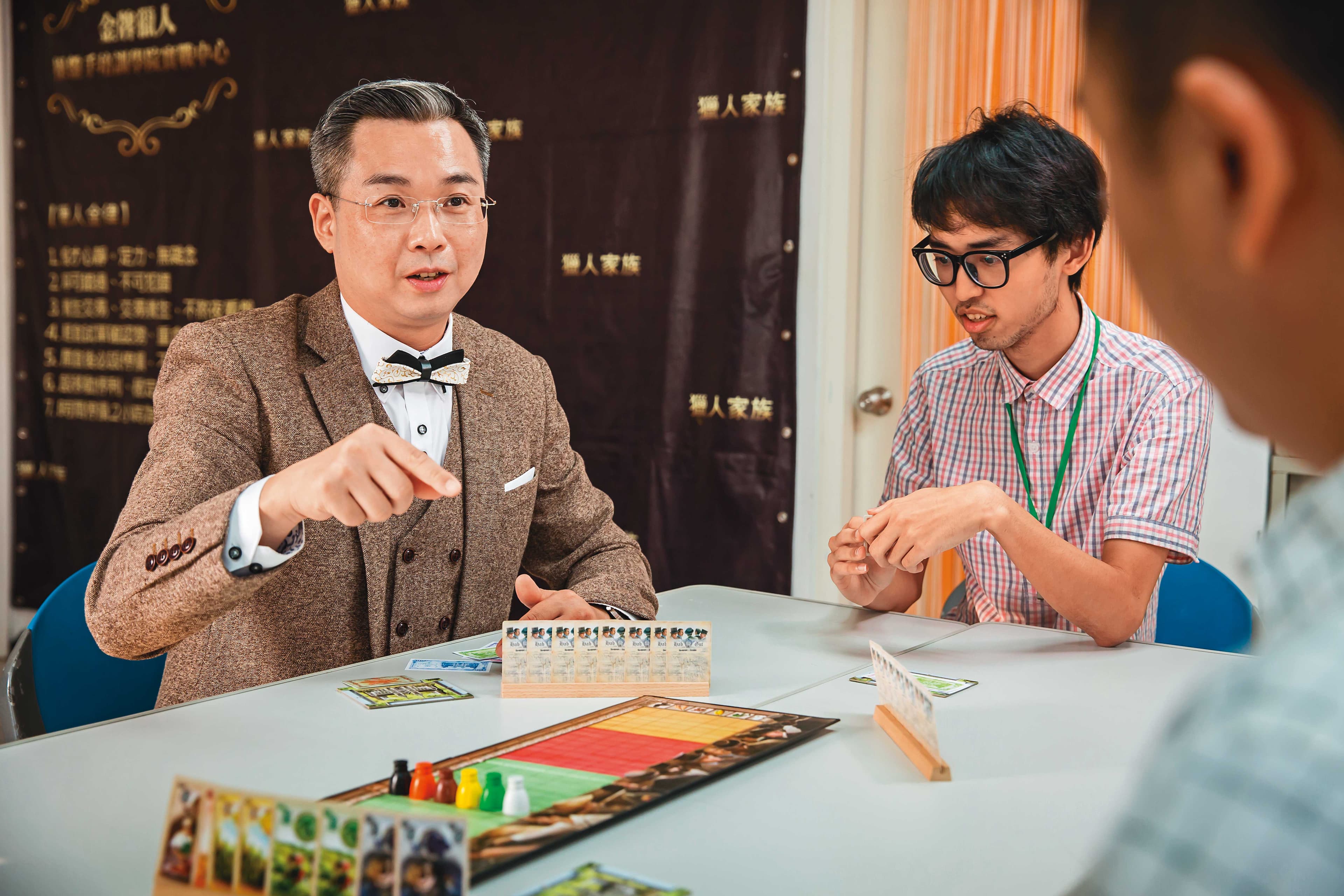 朱晏廷(左)熱愛玩桌遊,並透過桌遊讓學生認識價格波動與資金分配的重要。