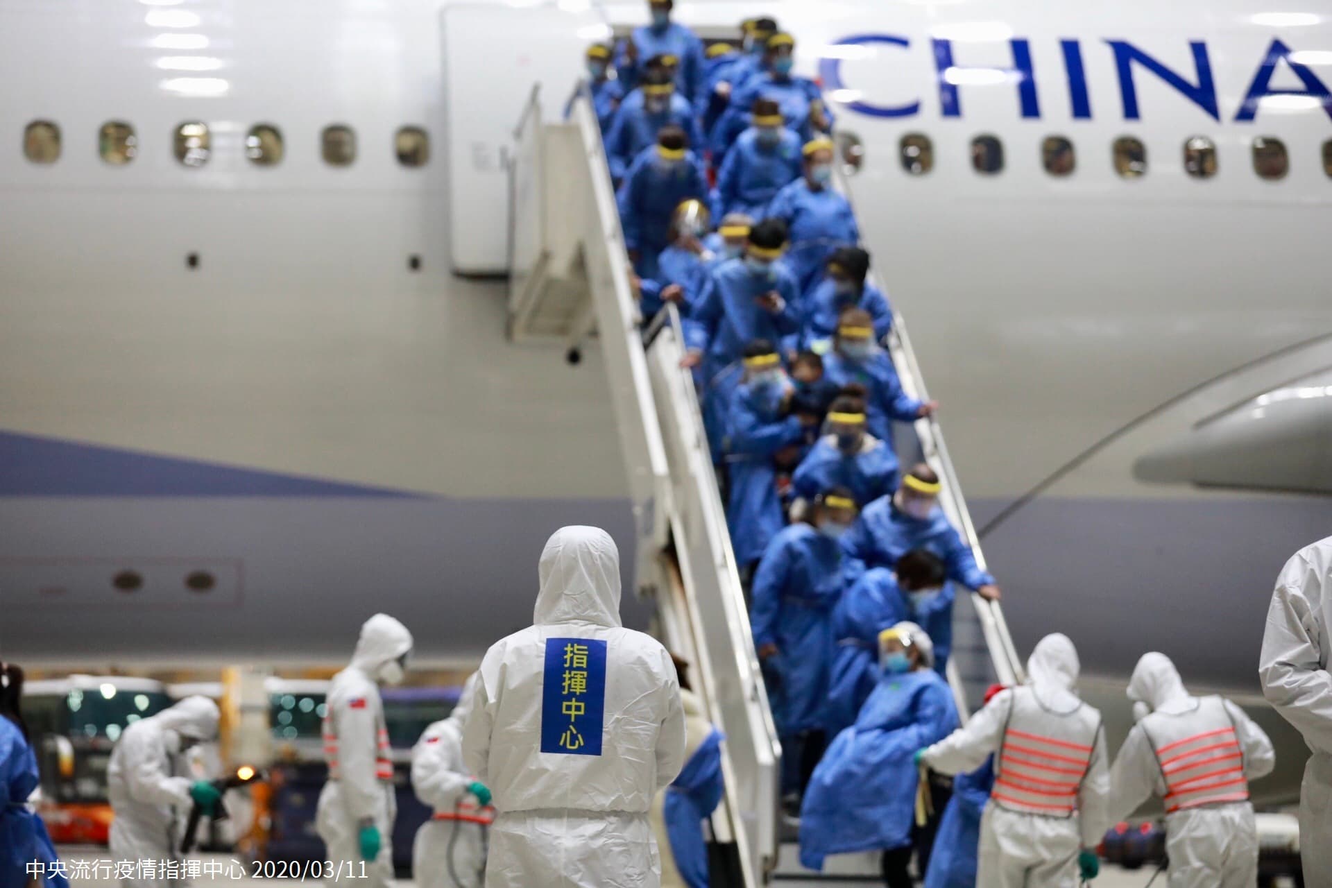 武漢包機送回國人,一架由華航值勤高規格防疫安全抵達國門。(中央流疫情指揮中心提供)
