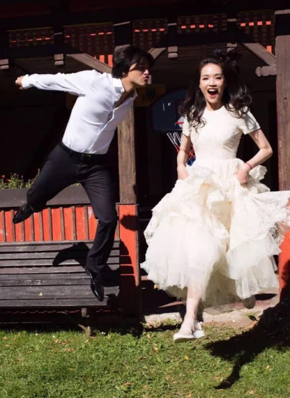 舒淇的白色婚紗是2014年Conscious Exclusive系列,以浪漫蕾絲、夢幻垂褶,以及環保、天然、有機和可再利用的物料製作而成。(翻攝自網路)