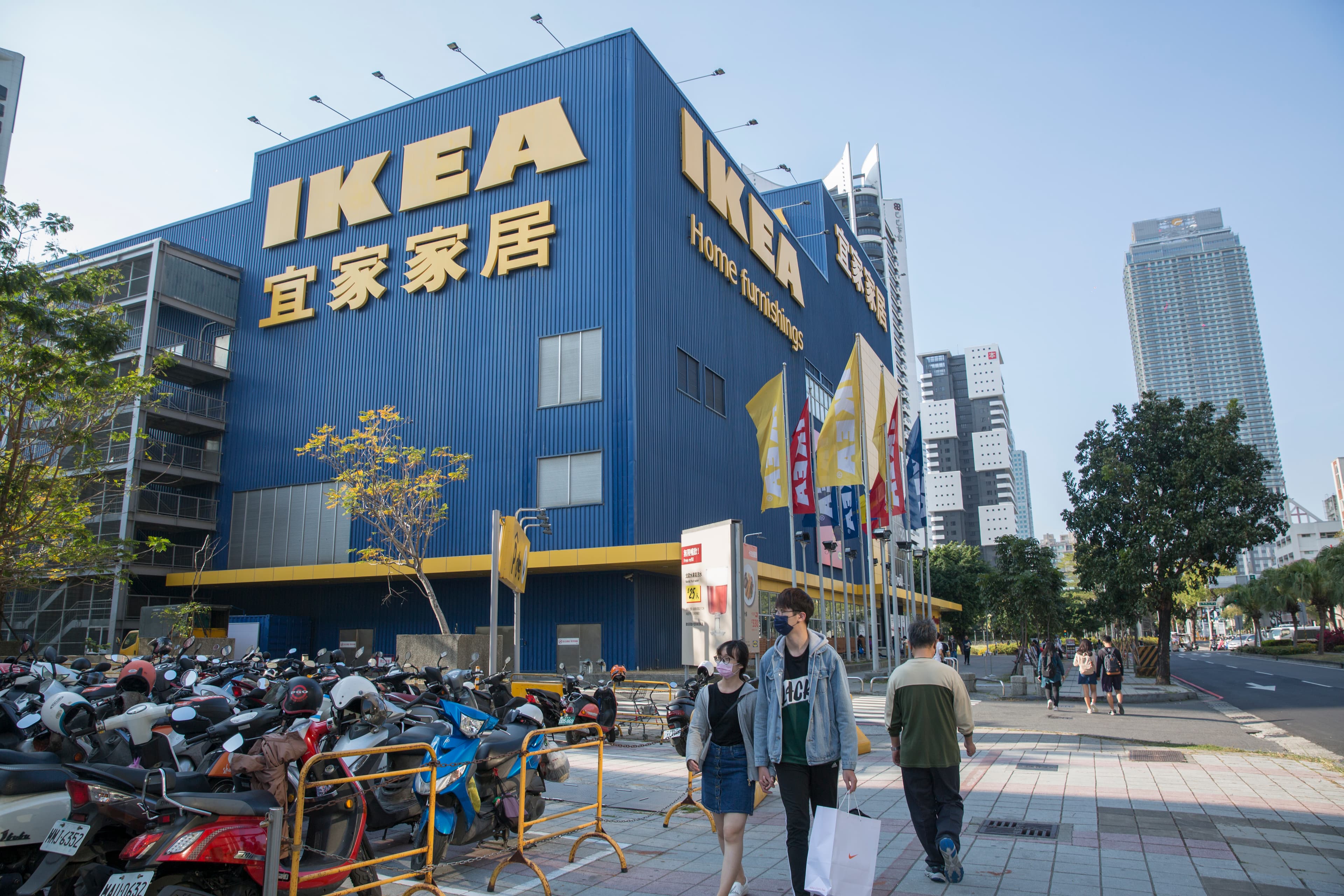 亞灣區南側中華路上，有IKEA、家樂福等大型商場群聚，採買機能優秀。