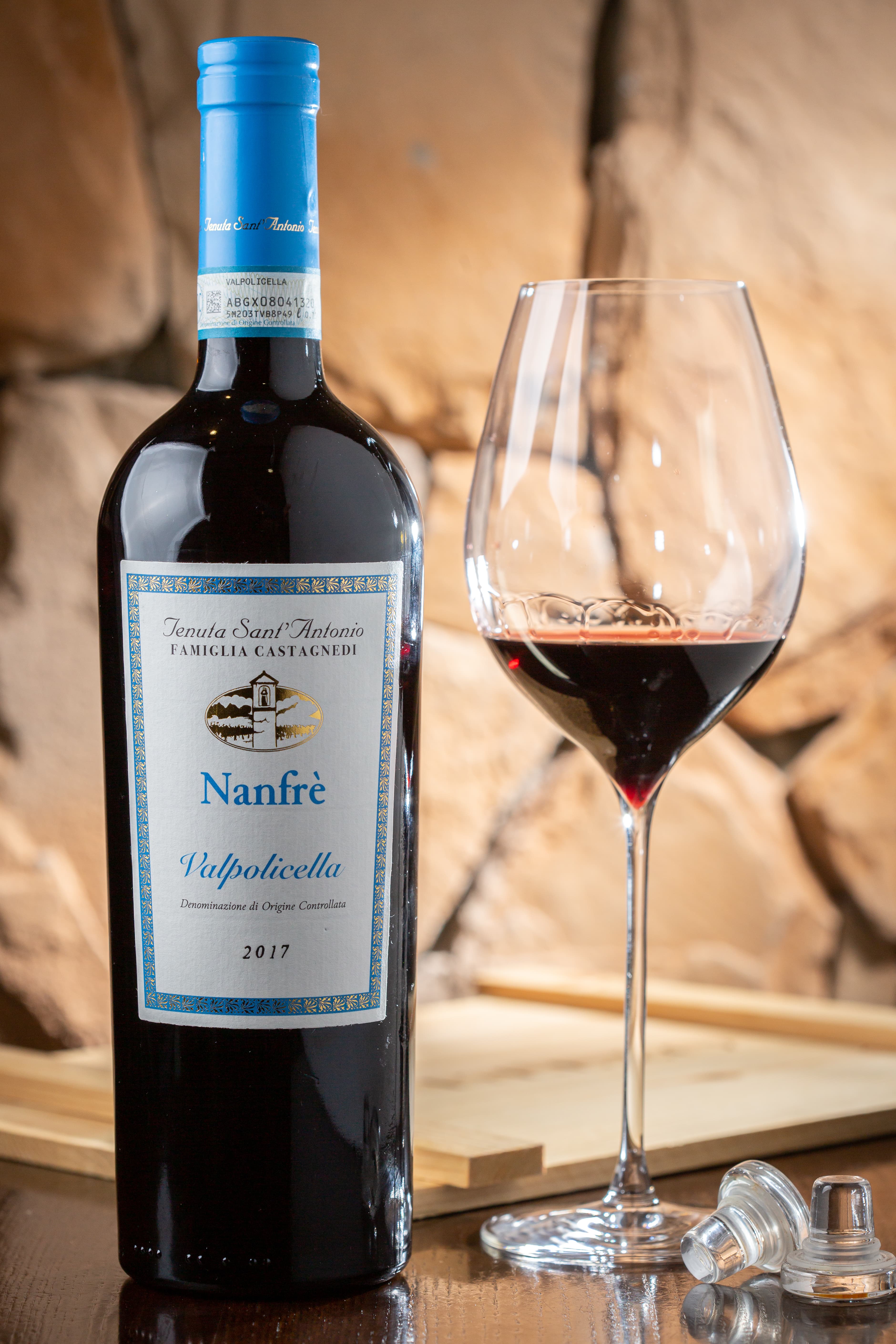 「NANFRÈ Valpolicella DOC」與Amarone同樣以Corvina葡萄為主原料，卻因縮短釀期，展現清新奔放的花香和椒果香。（4,500元／6瓶、箱）