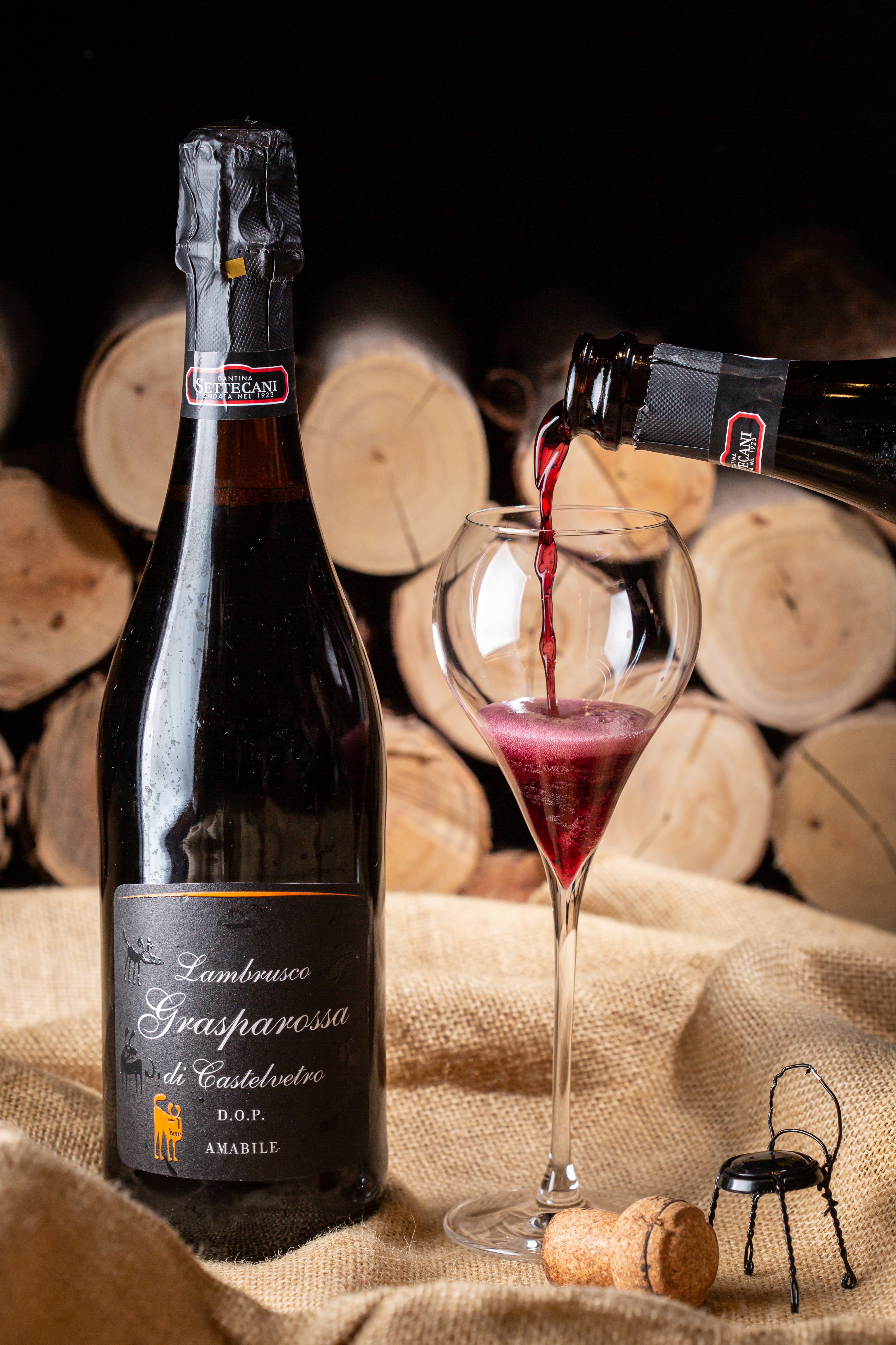 「Lambrusco Grasparossa Amabile DOP」是少見的氣泡紅葡萄酒，花青素含量極高，造就紫羅蘭般夢幻色澤，花果甜香挑逗少女心。（3,600元／6瓶、箱）