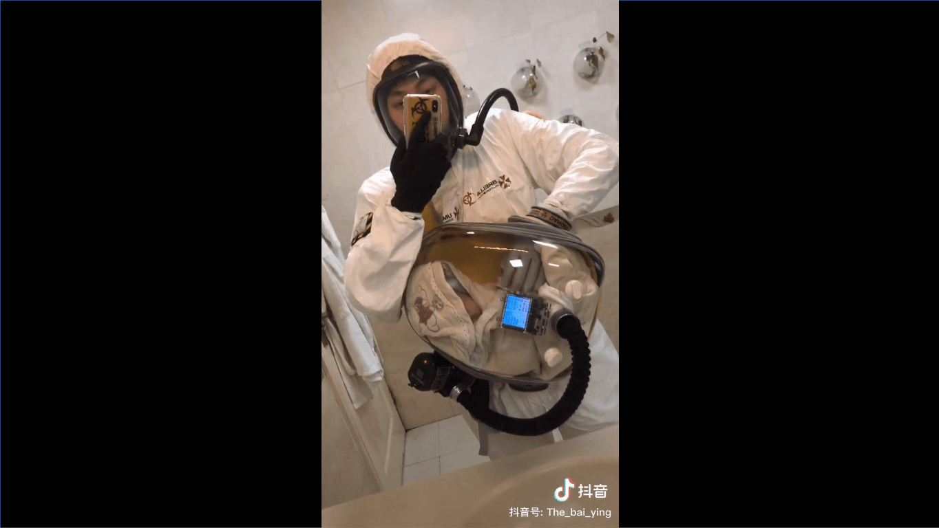 為了安撫嬰兒，還有類似負壓式藥物操作隔離手套的設計。（翻攝白影研發部抖音）