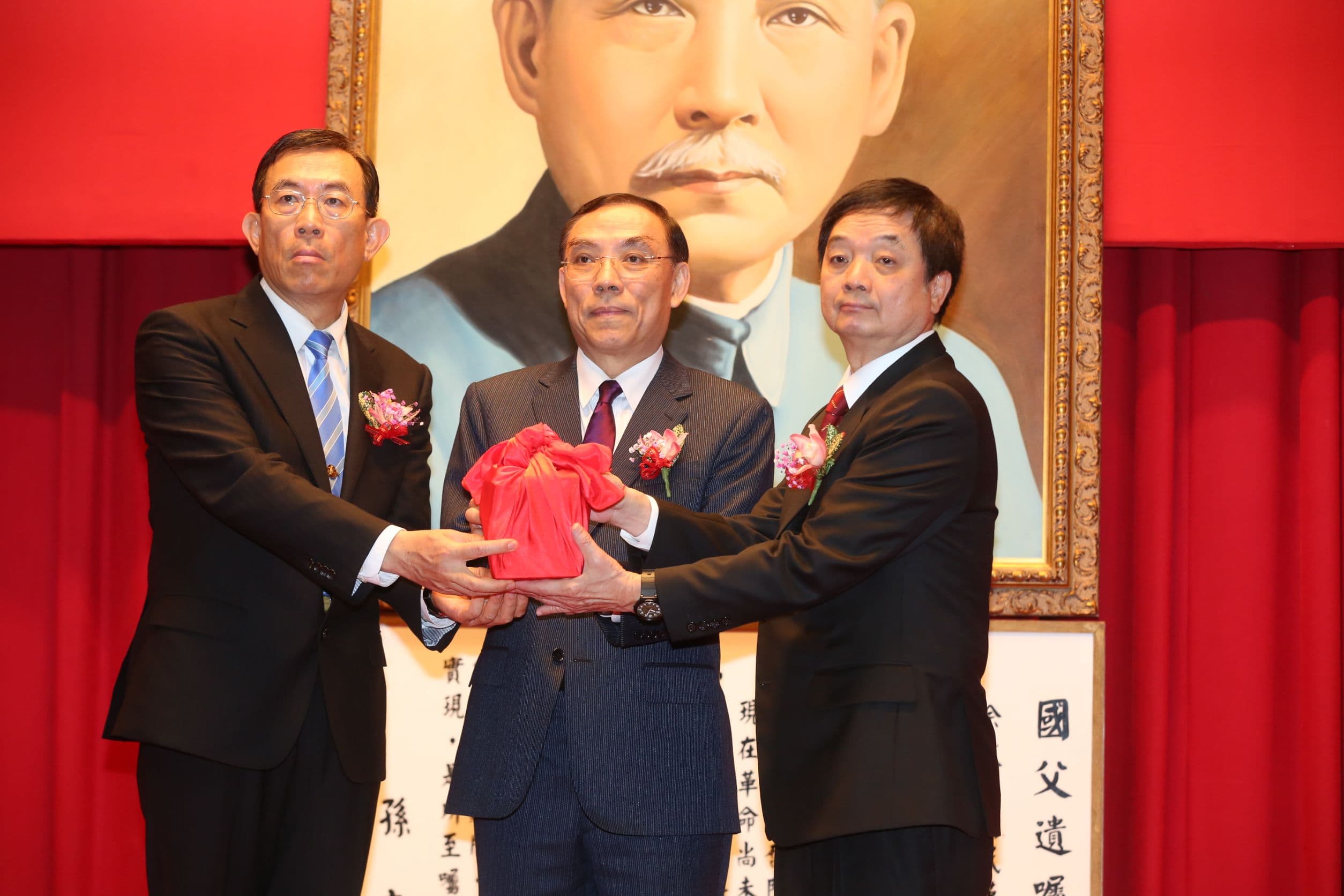 新任檢察長交接儀式由法務部長蔡清祥主持,原台北地檢署檢察長邢泰釗高升高檢署檢察長,原職缺由高雄地檢署檢察長周章欽接任。