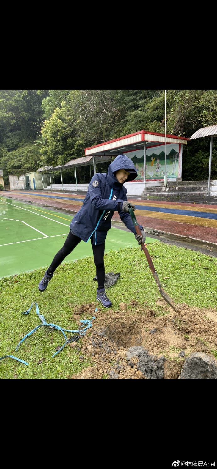 林依晨使勁挖土，完全不像是個孕婦。（翻攝自林依晨微博）