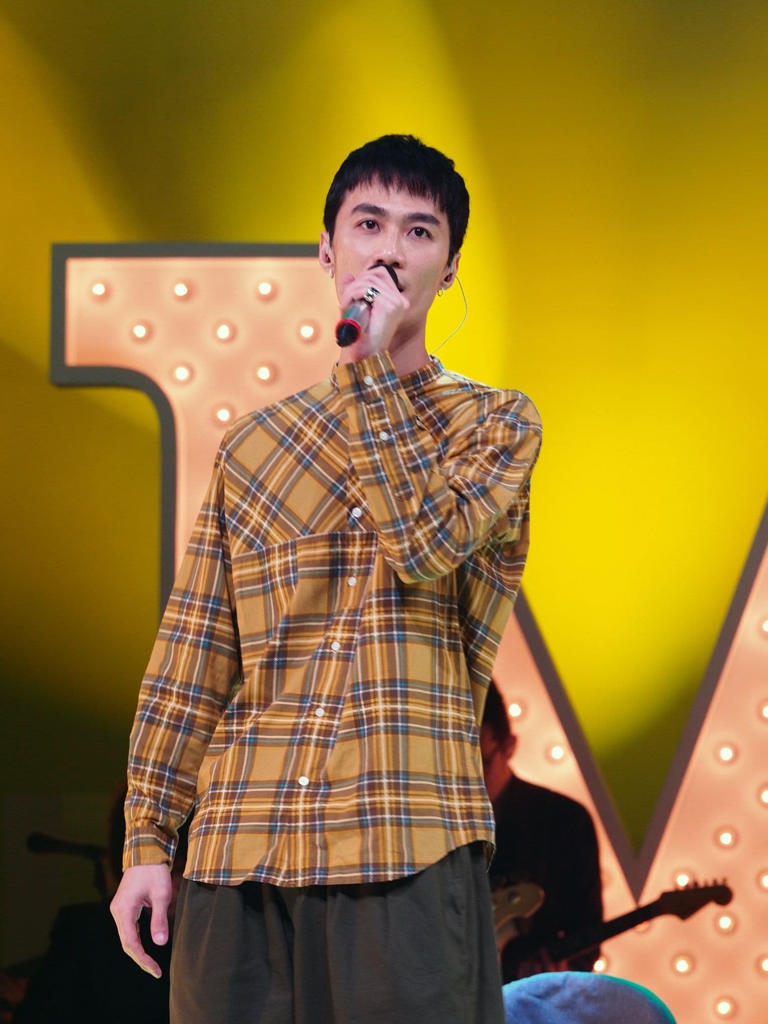 李英宏演唱鳳飛飛的〈夏的季節〉。(公視提供)