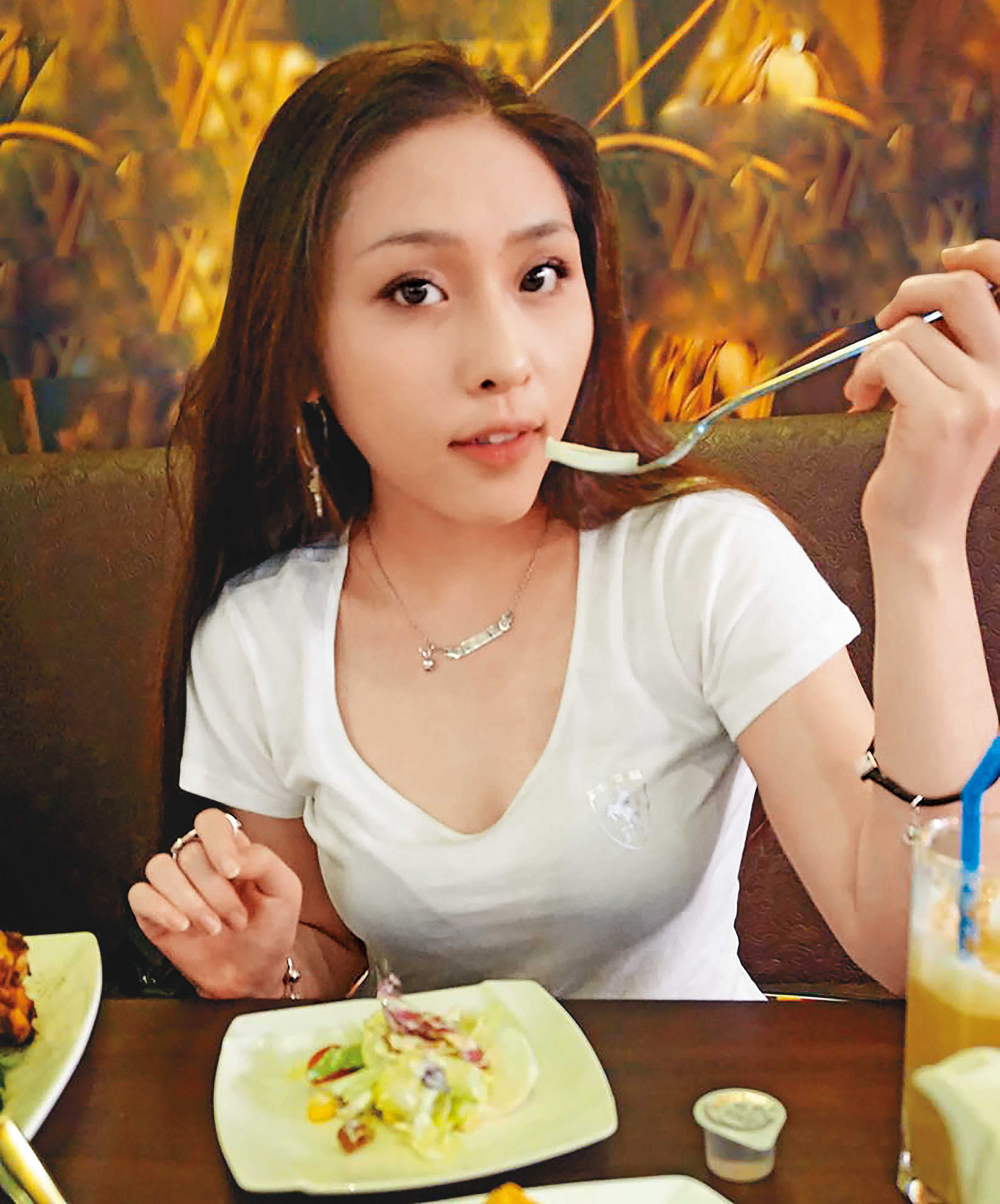 李伊妍身材火辣,經常受邀代言產品,她更不吝於露出白皙乳溝,吸引不少網友點閱。(翻攝自臉書)