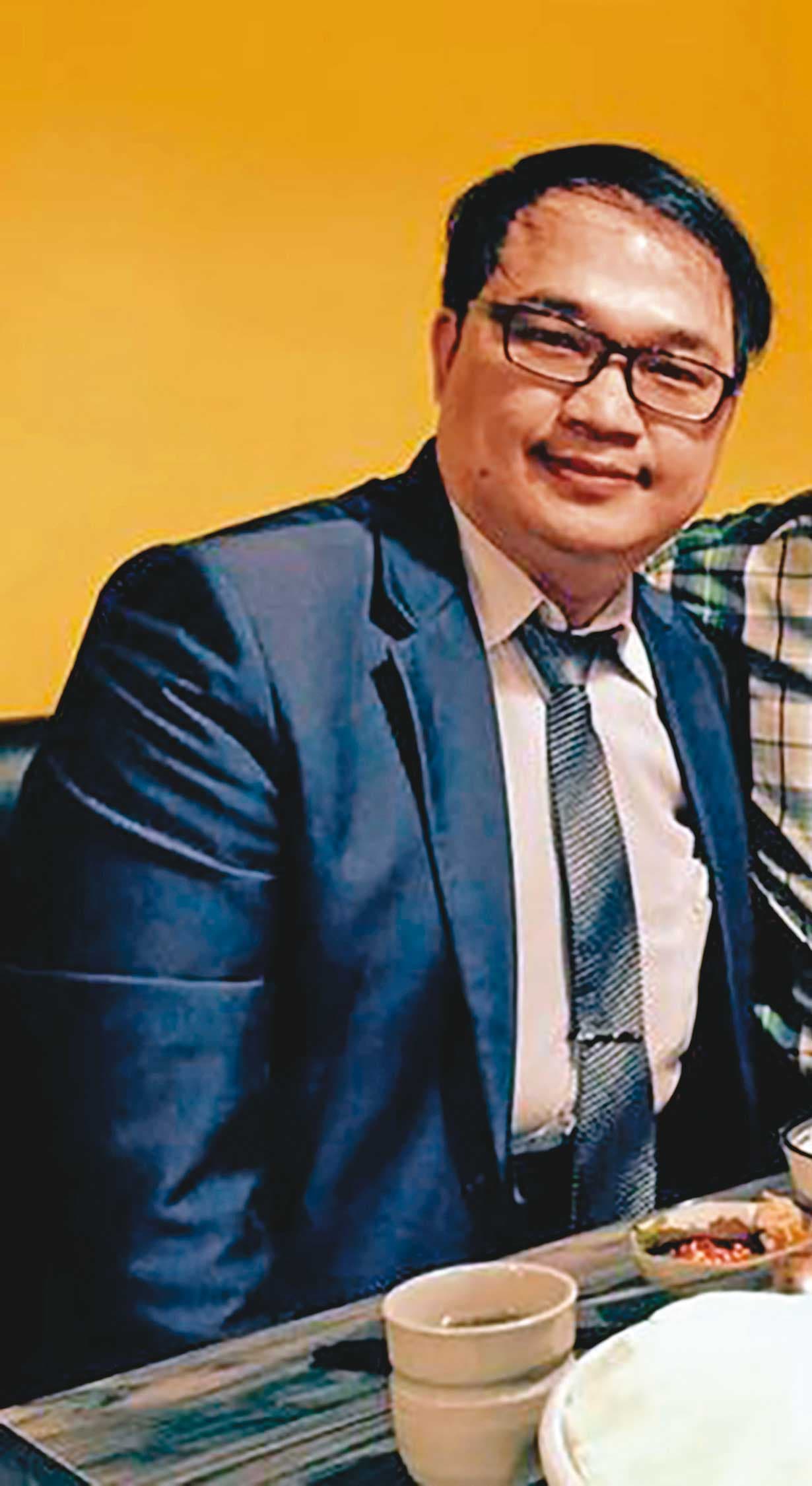 被稱為花蓮怪醫的醫師黃御統,曾指控李伊妍以發展演藝事業等為由,騙財上百萬元,雖然檢方起訴,但法院認為無法證明李女施用詐術,因此判決無罪。(翻攝自達特黃的自然健康法臉書)