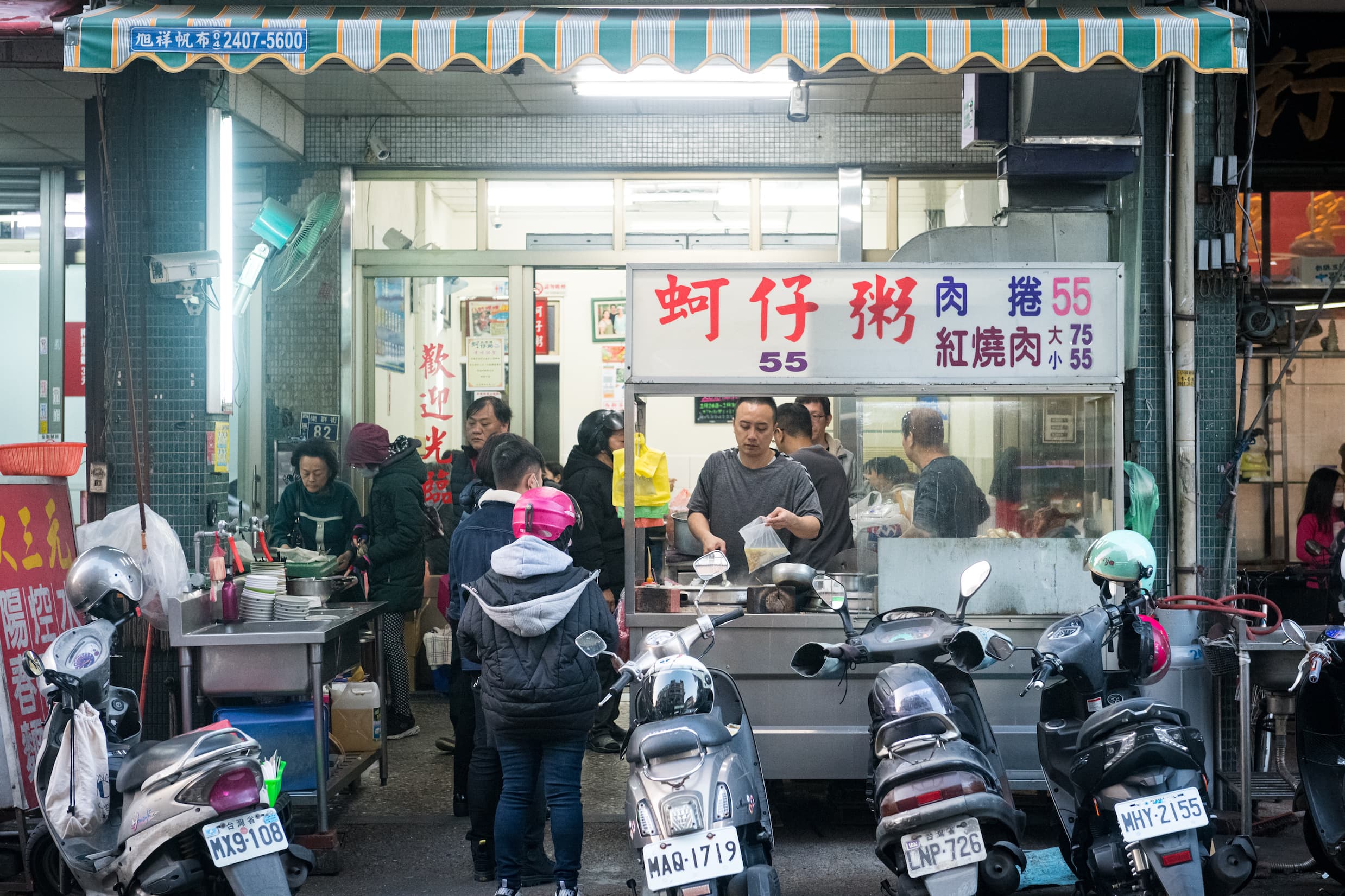 「樂群街蚵仔粥」屹立三十多年,是老台中人的心頭好。