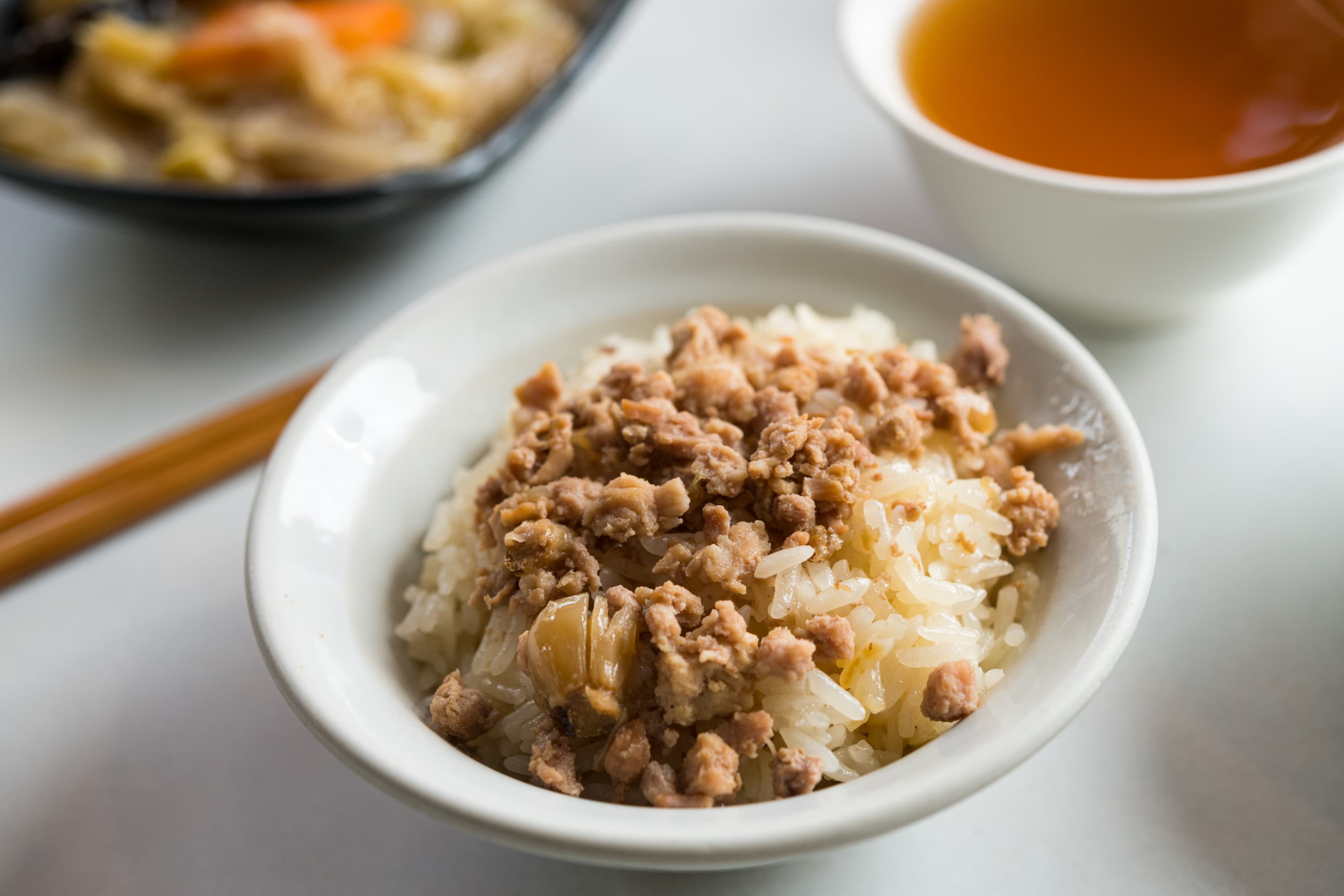 粒粒分明的米糕,澆上香而不膩的肉臊,再一瓢甜辣醬與蒜泥拌著吃最內行。(35元/碗)