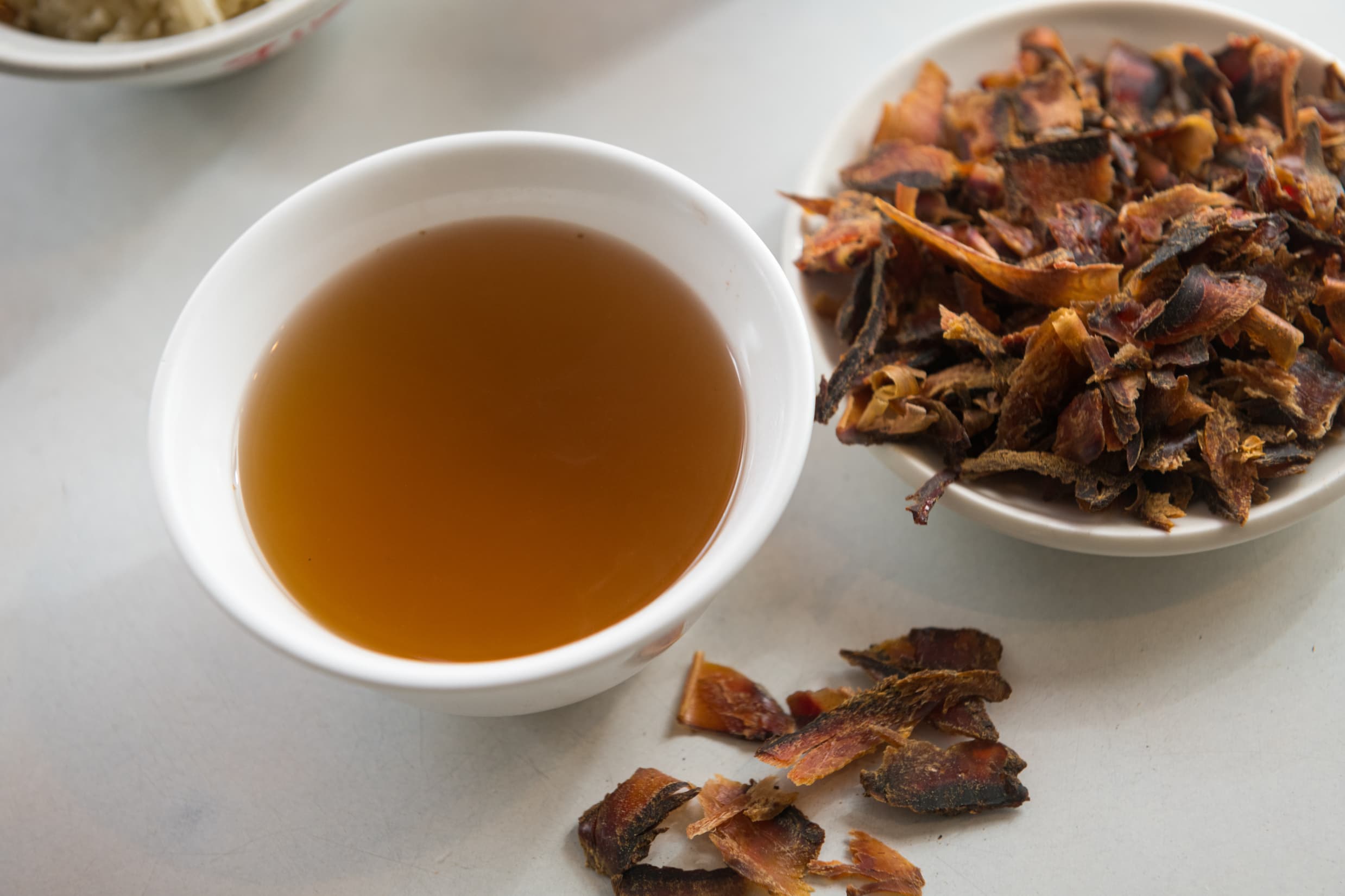 讓客人內用免費喝的柴魚高湯,湯鮮味甘,做湯底、煮菜都合用。