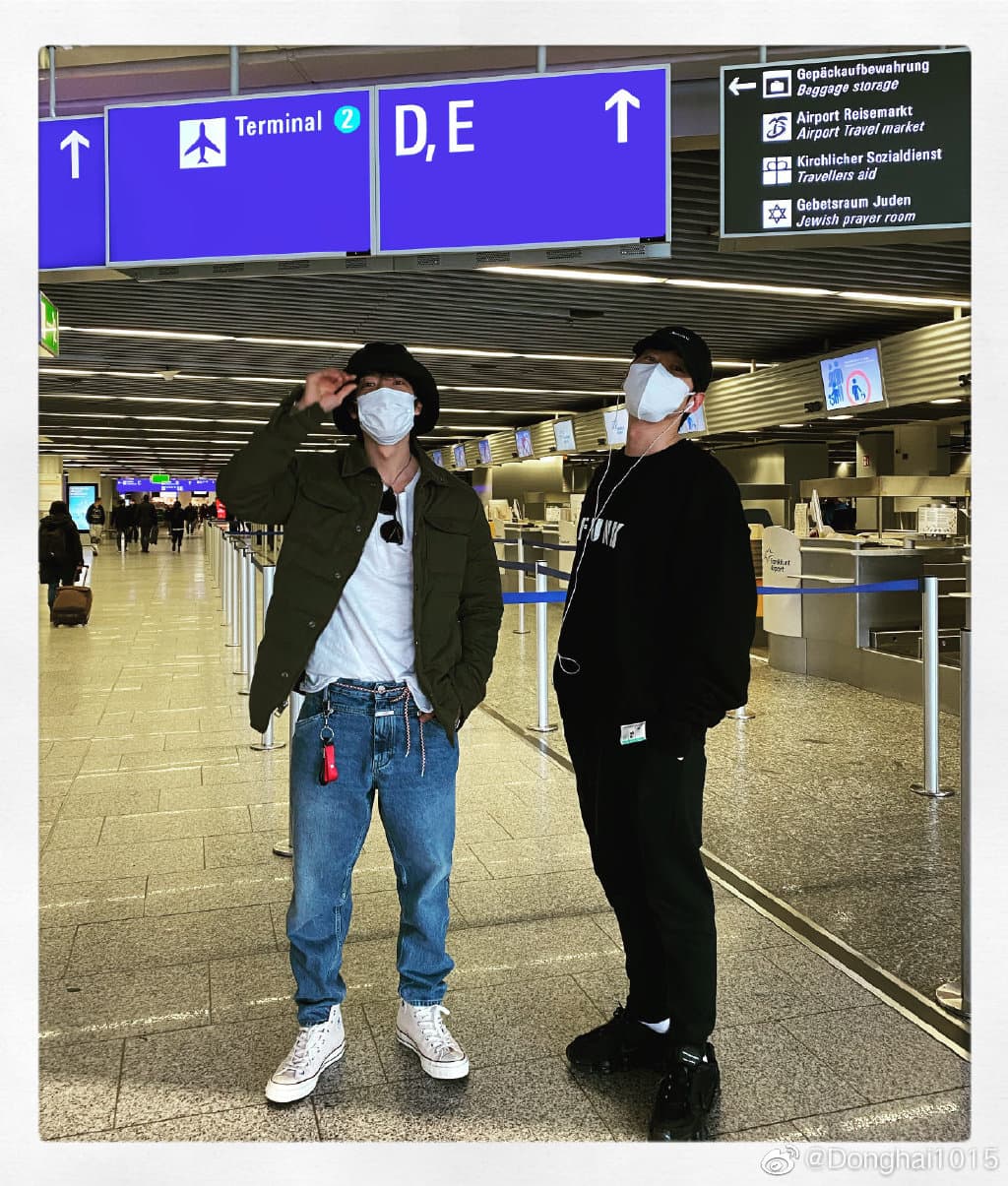 Super Junior成員銀赫（右）與東海赴德國拍攝寫真書。（翻攝東海微博）
