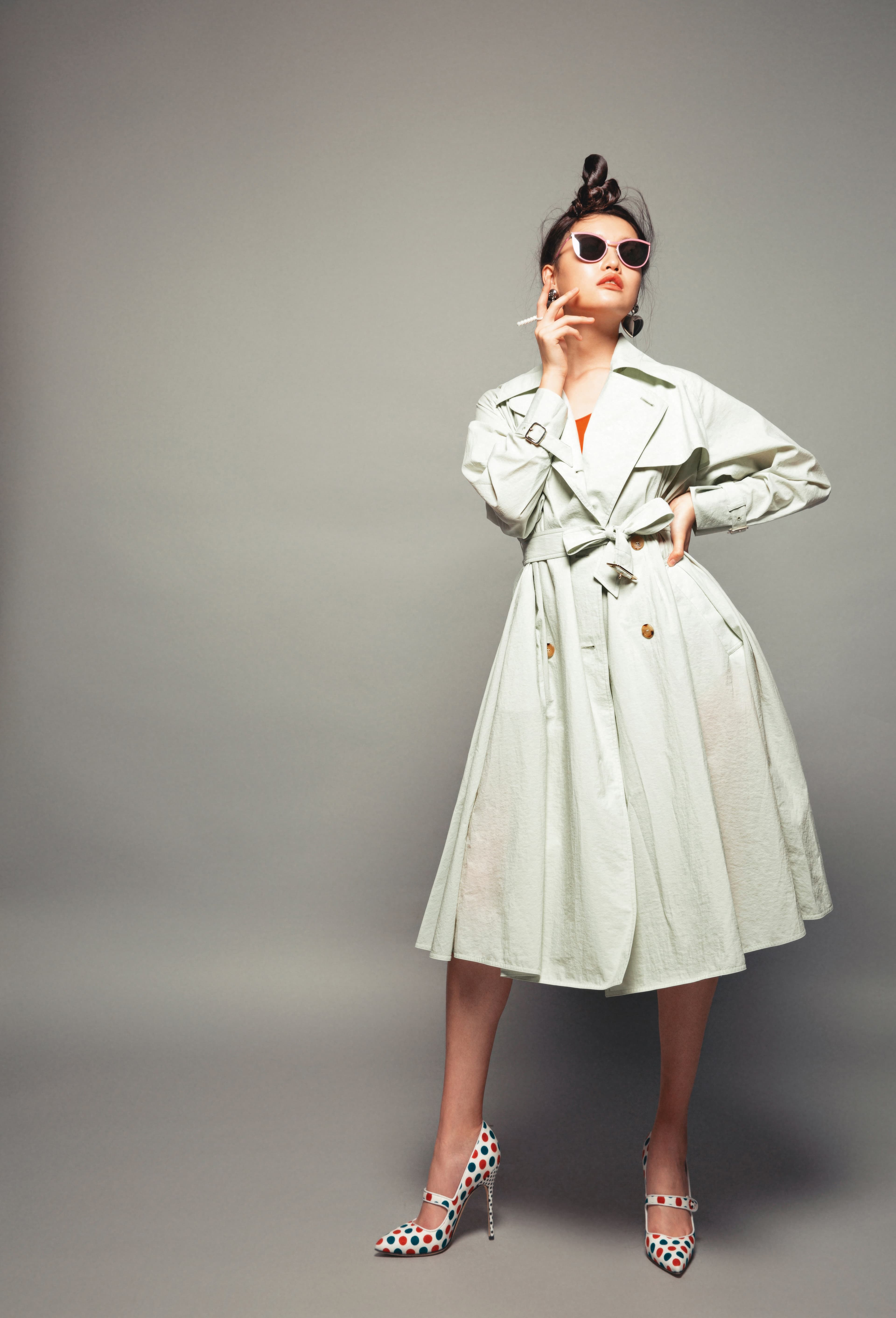 亮橘色彈性露背洋裝 NT$45,900 by Bottega Veneta；比斯開綠風衣洋裝 NT$79,800 by Max Mara；藍紅圓點高跟鞋 NT$32,800 by MANOLO BLAHNIK；銀色愛心耳環 價格未定 by BALENCIAGA；長排珍珠造型戒指 價格店洽 by MM6 Maison Margiela；STUDIO 6.2 墨鏡 NT$24,100  by MYKITA。