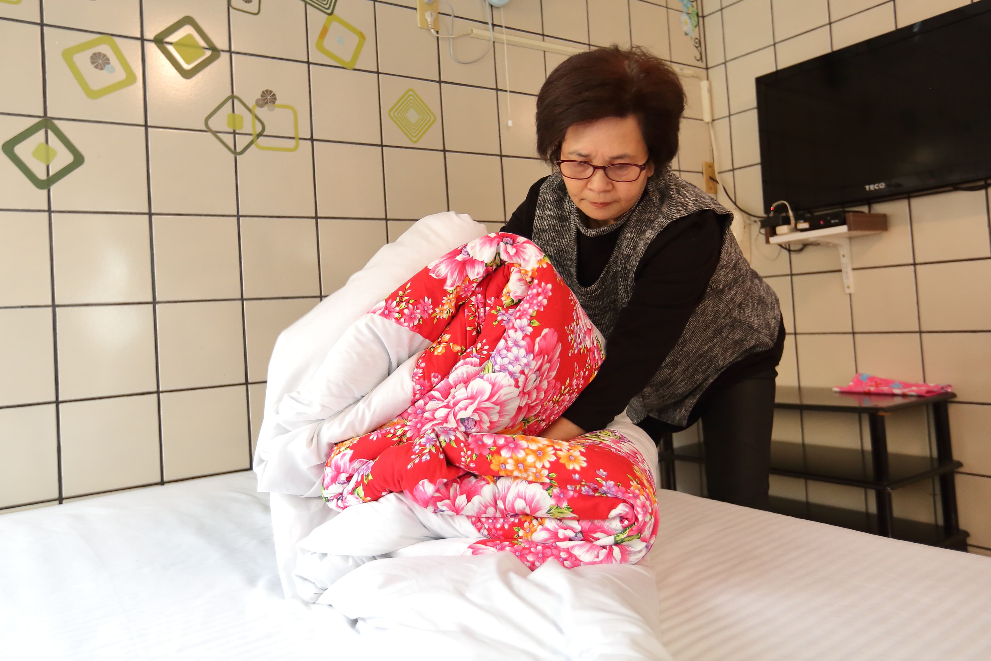劉秋菊說，將棉被折成棉被花，是傳統台式老旅館的必備技能。