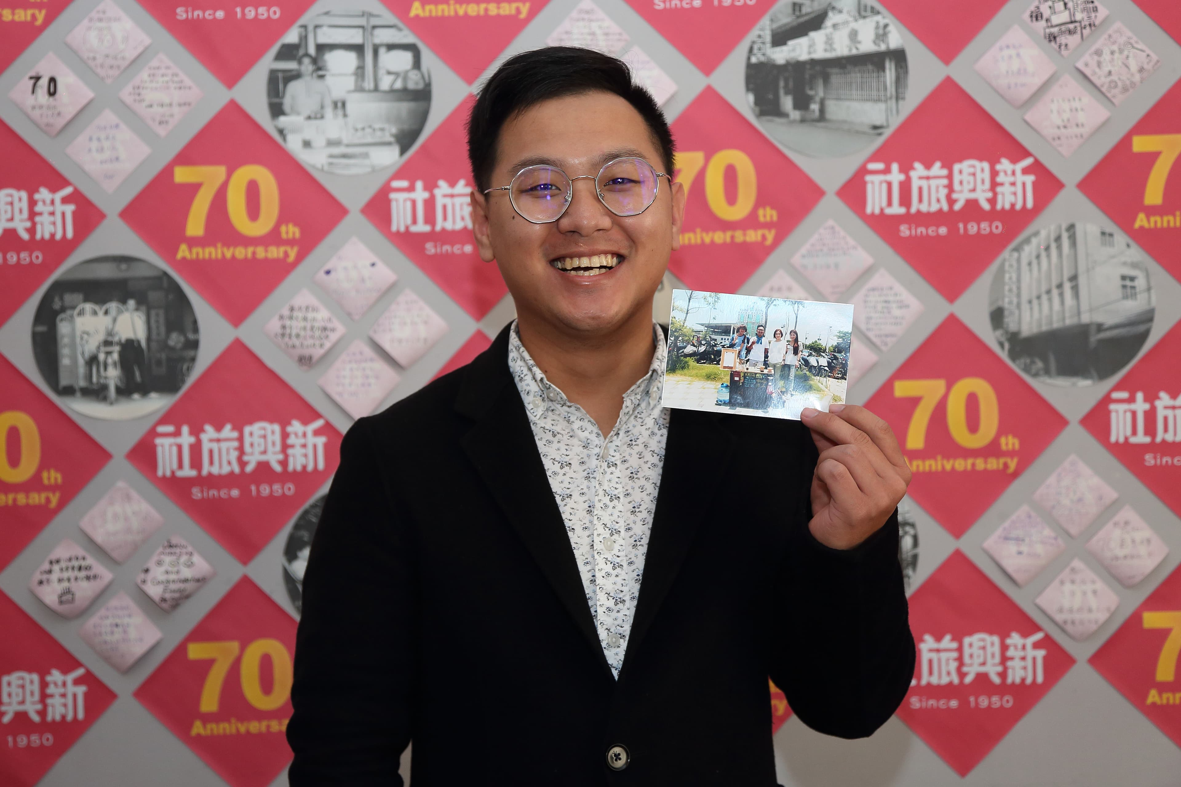 顧客這麼說：台北市，姚先生。他手上拿著自己第一次造訪新興時拍攝的照片。