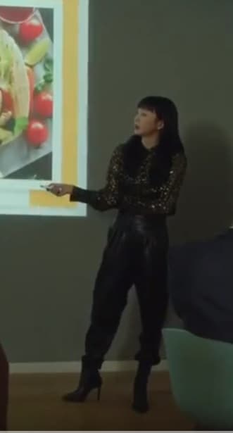 金多美以黑色金蔥透膚襯衫搭配黑色長褲，帥氣又亮眼。〈翻攝自網路〉
