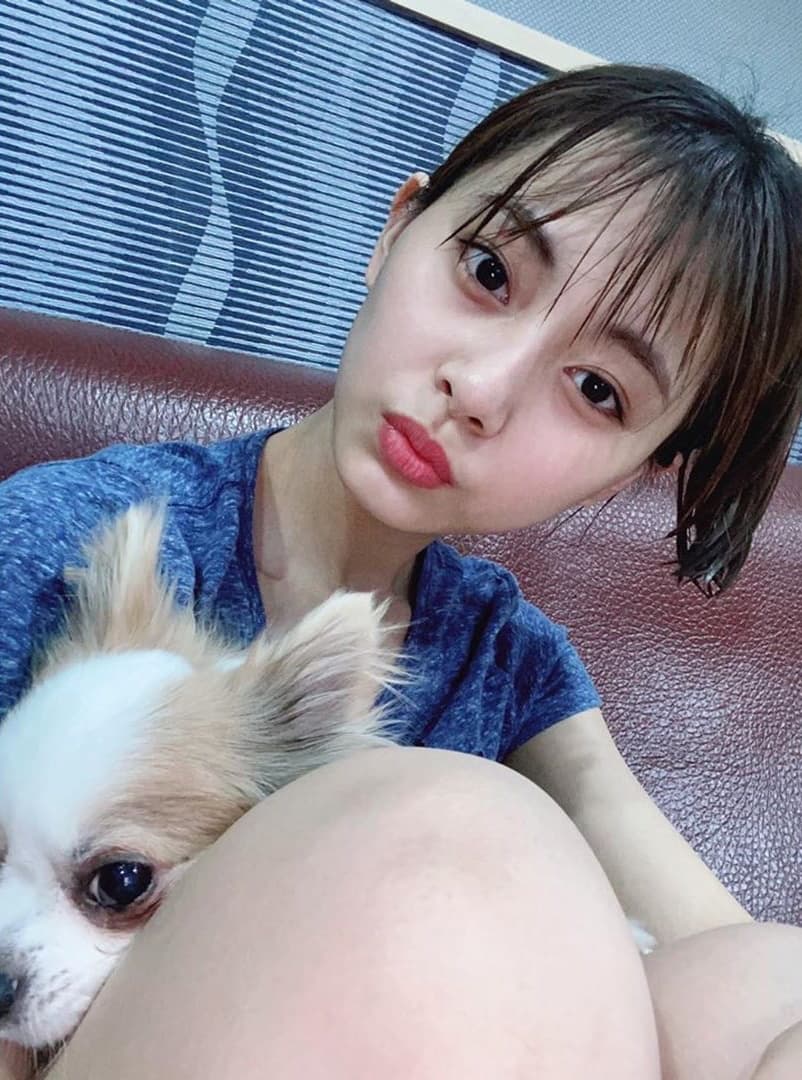 周子瑜抱著愛犬自拍,粉絲心疼她怎麼不胖反瘦了。(翻攝TWICE IG)