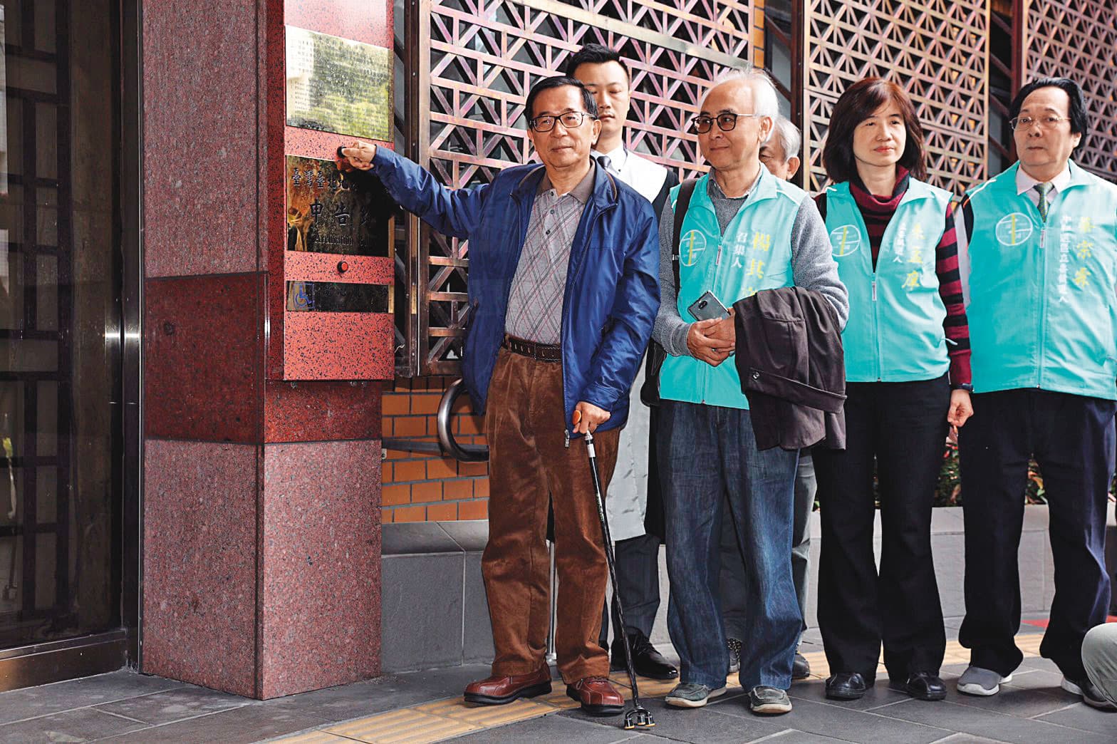 陳水扁(左)目前仍有國務機要費等5大案尚未審理完畢。圖為扁今年1月到台北地檢署控告前總統馬英九、高雄市長韓國瑜誹謗。