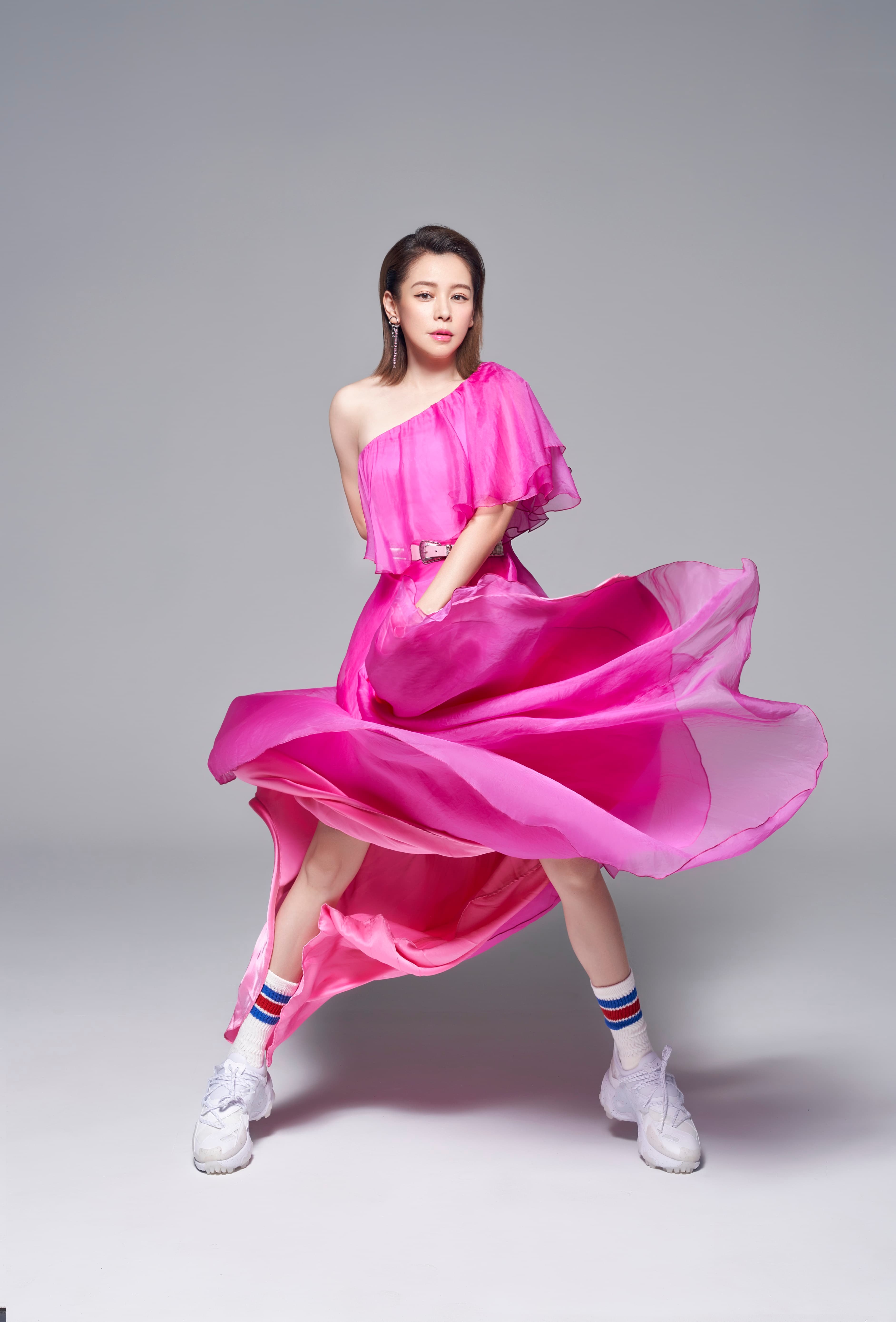 Vivian徐若瑄推出寫給已逝父親的台語單曲〈別人的〉。(索尼音樂提供)