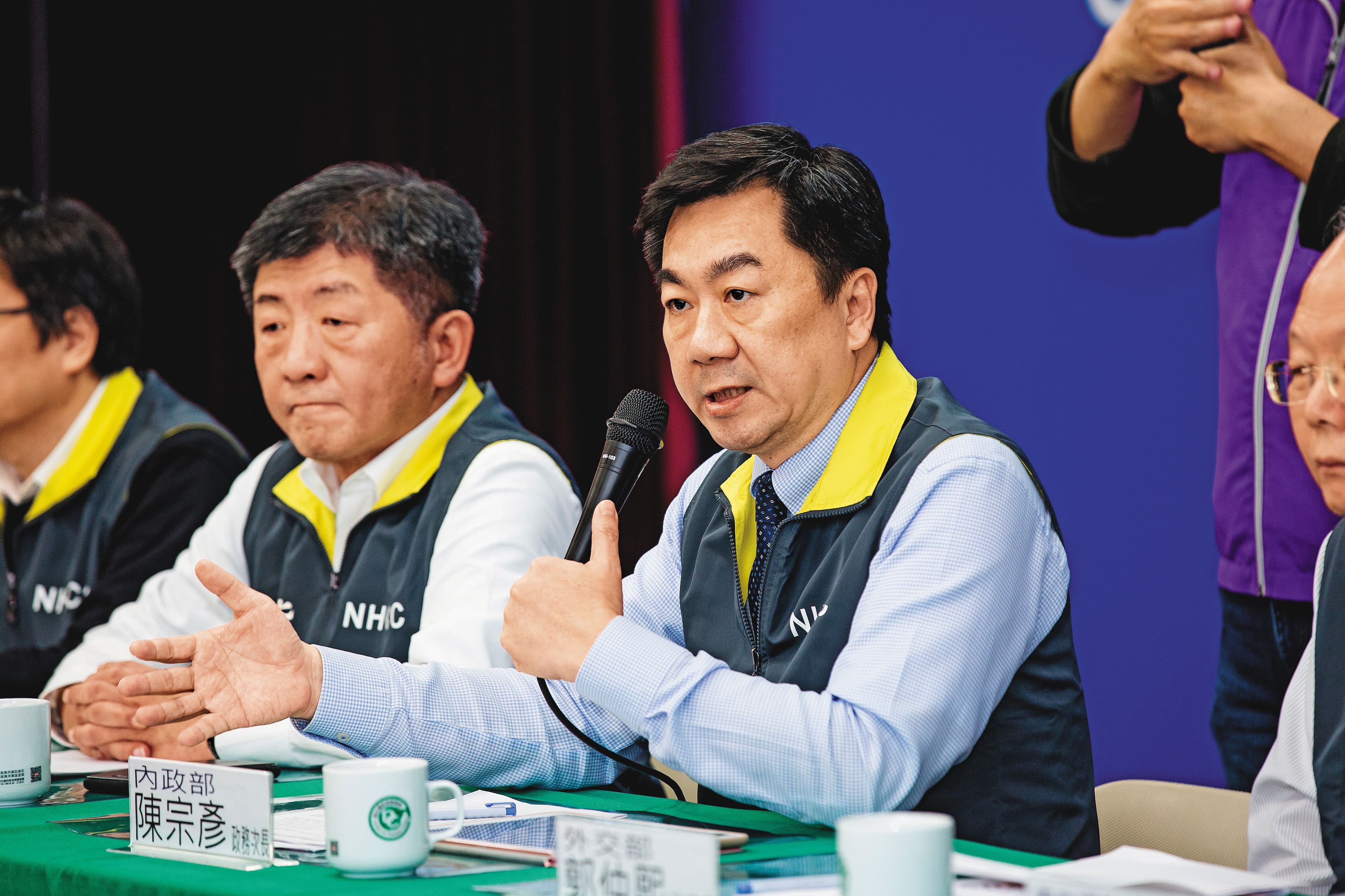 對於警政署的防疫努力,內政部次長陳宗彥(右)表示肯定。