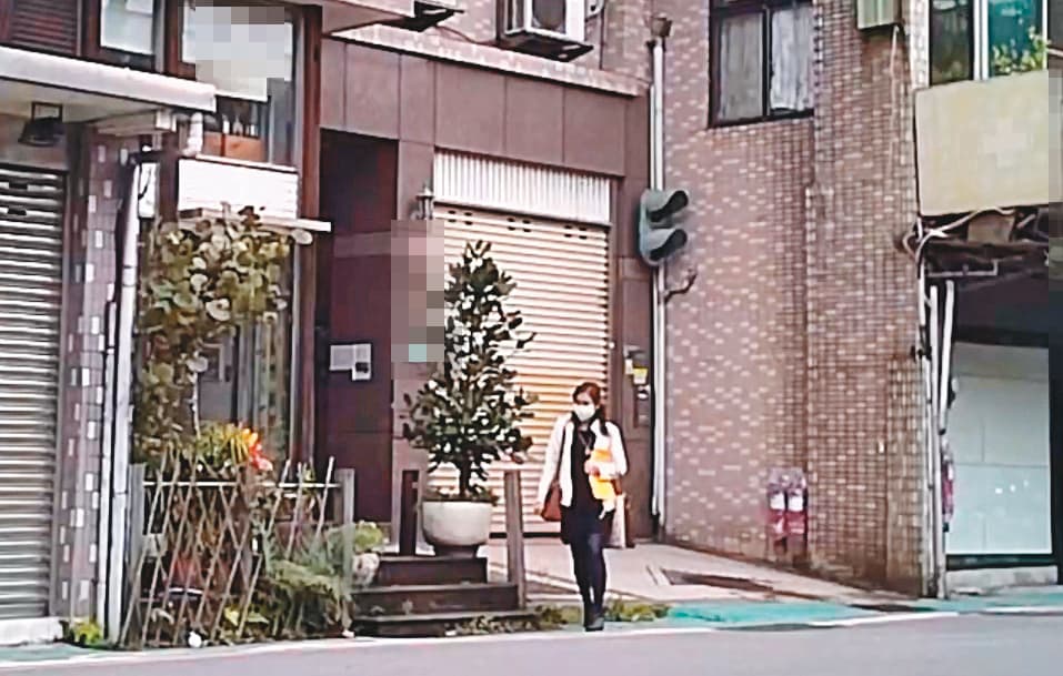 03/11 13 : 25 陳淑娟(圖)確認王浩取車後才離開華廈,並向右走,繞到後方巷弄會合。