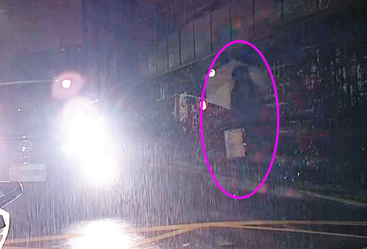 3/13 20 : 01 陳淑娟(紅圈者)在雨中搭上王浩座車,離開大安區華廈。