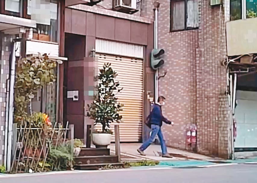 3/11 13 : 21 王浩每次結束幽會、步出華廈時,都會向左走,到停車場牽車。