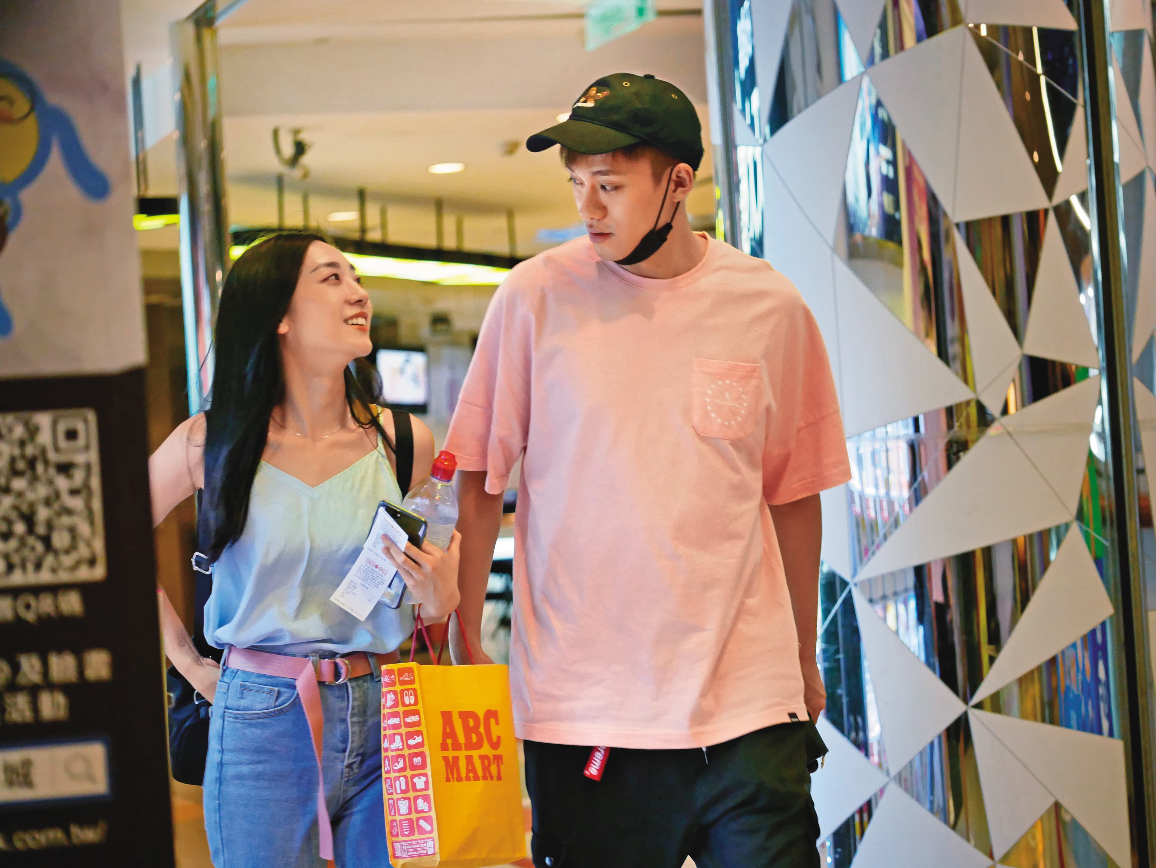 之前本刊拍到李唯楓（右）的女伴是席惟倫，兩人深夜看電影，還上演親親戲碼，但很快玩完，經紀人更說他們沒交往。