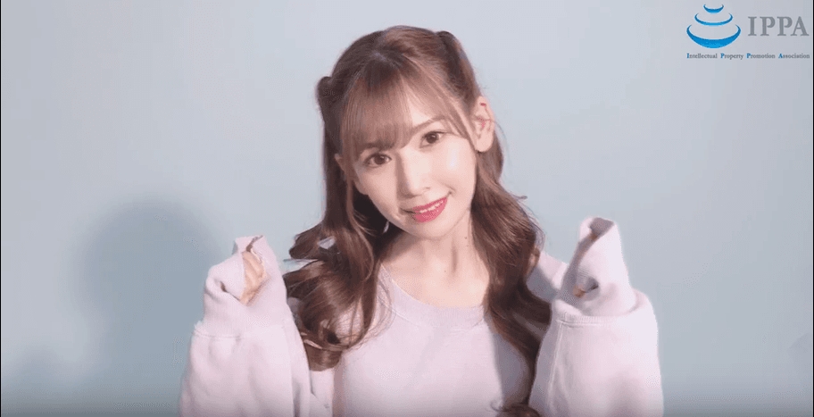 AV女優明里紬感謝警方幫忙。(翻攝畫面)