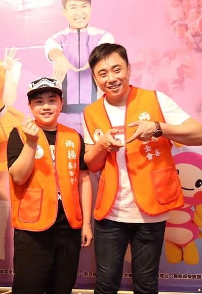 小小彬(左)向父親小彬彬表示想少接戲,多做公益。(翻攝自溫兆宇臉書)