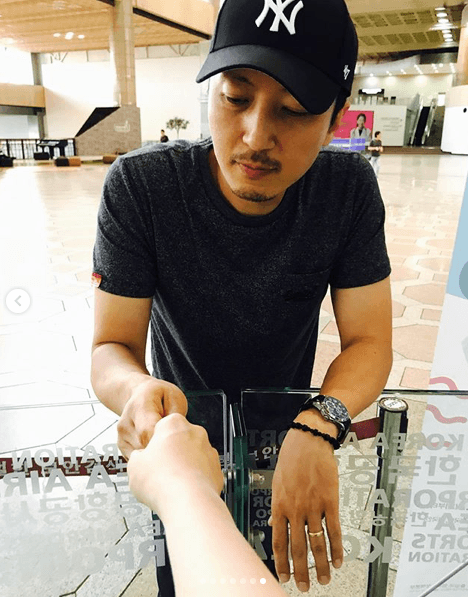 天心與老公分開兩地但感情好,天心曾拍下各種手握在一起的照片。(翻攝自天心IG)