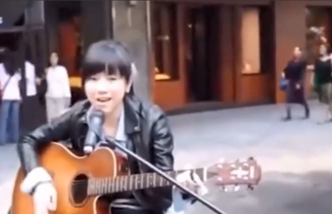 網路還流傳了一組鄧紫棋16歲時在街頭賣唱的組圖，雖然看來青澀，卻擋不住星光。（圖／摘自網路）