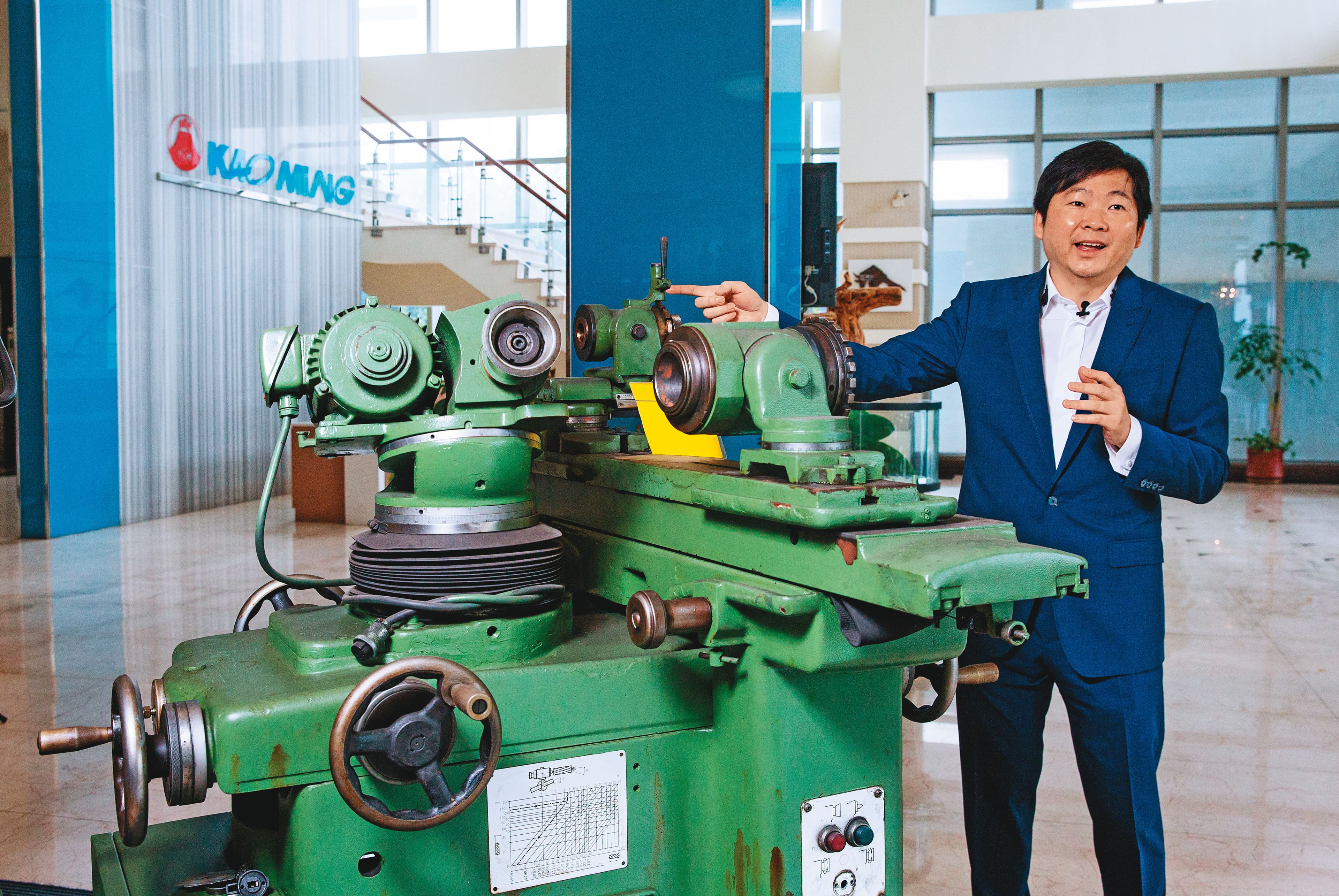 高明精機的1樓大廳展示1台工具磨床,那是張仕育的父親張鎬洺創業起家的工具。
