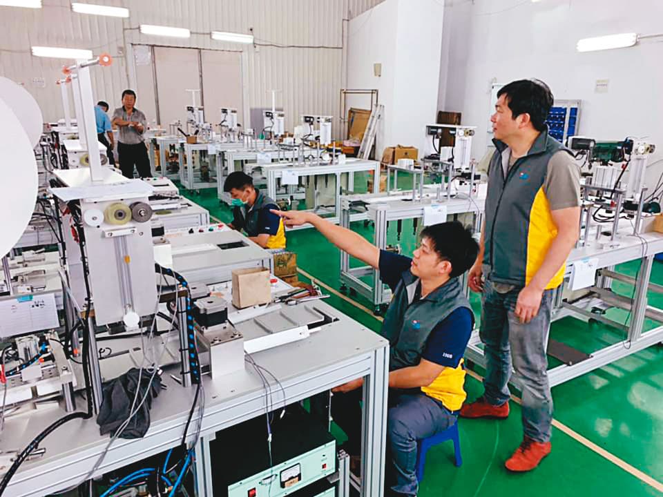 在口罩國家隊趕工期間,張仕育(右)時常去探班。他認為,基層工程師是這次最辛苦的幕後英雄。(翻攝殷琦臉書)