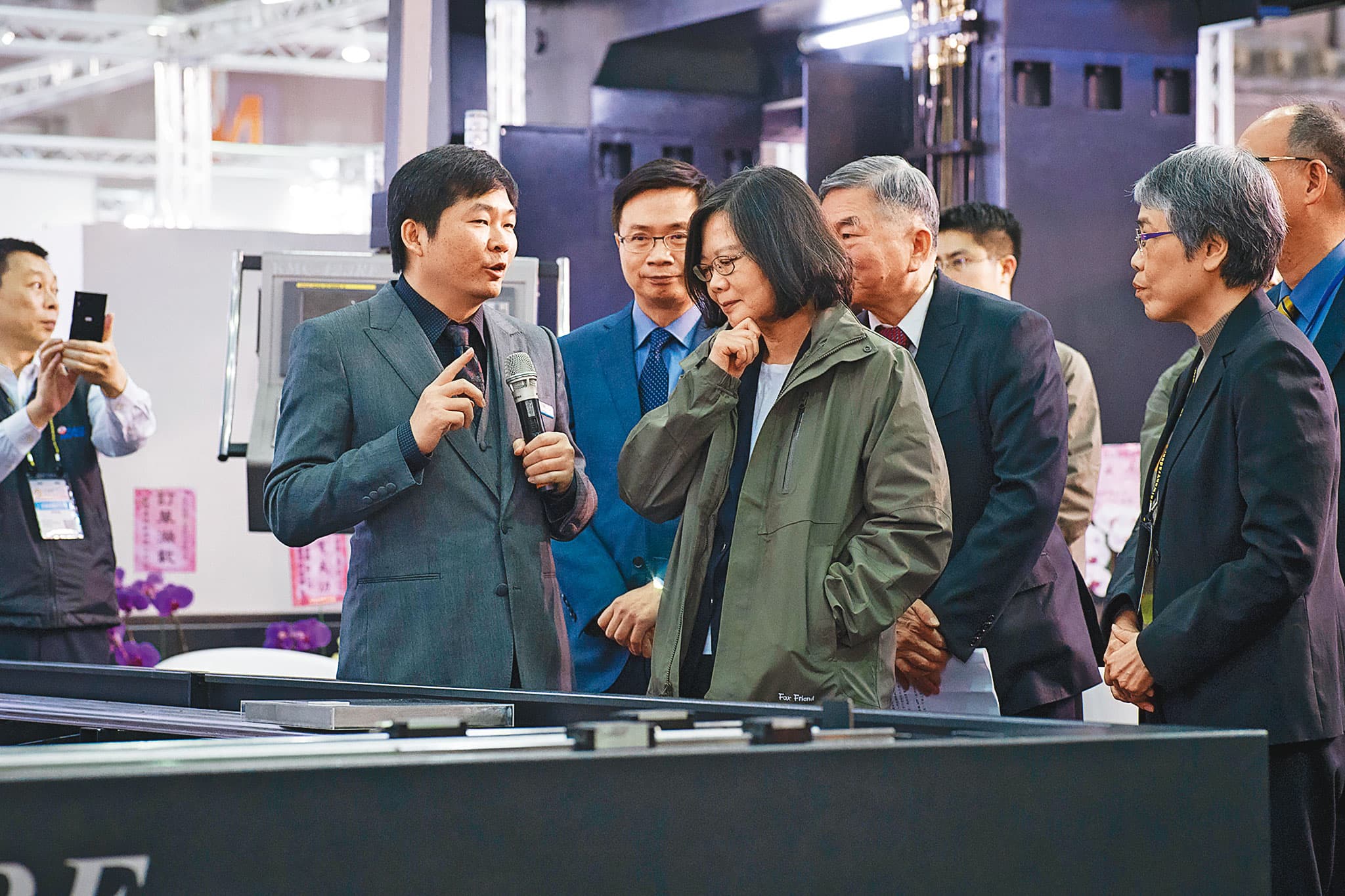 每年的台北工具機展,張仕育(左)都親上第一線坐鎮,前中為總統蔡英文。(總統府提供)