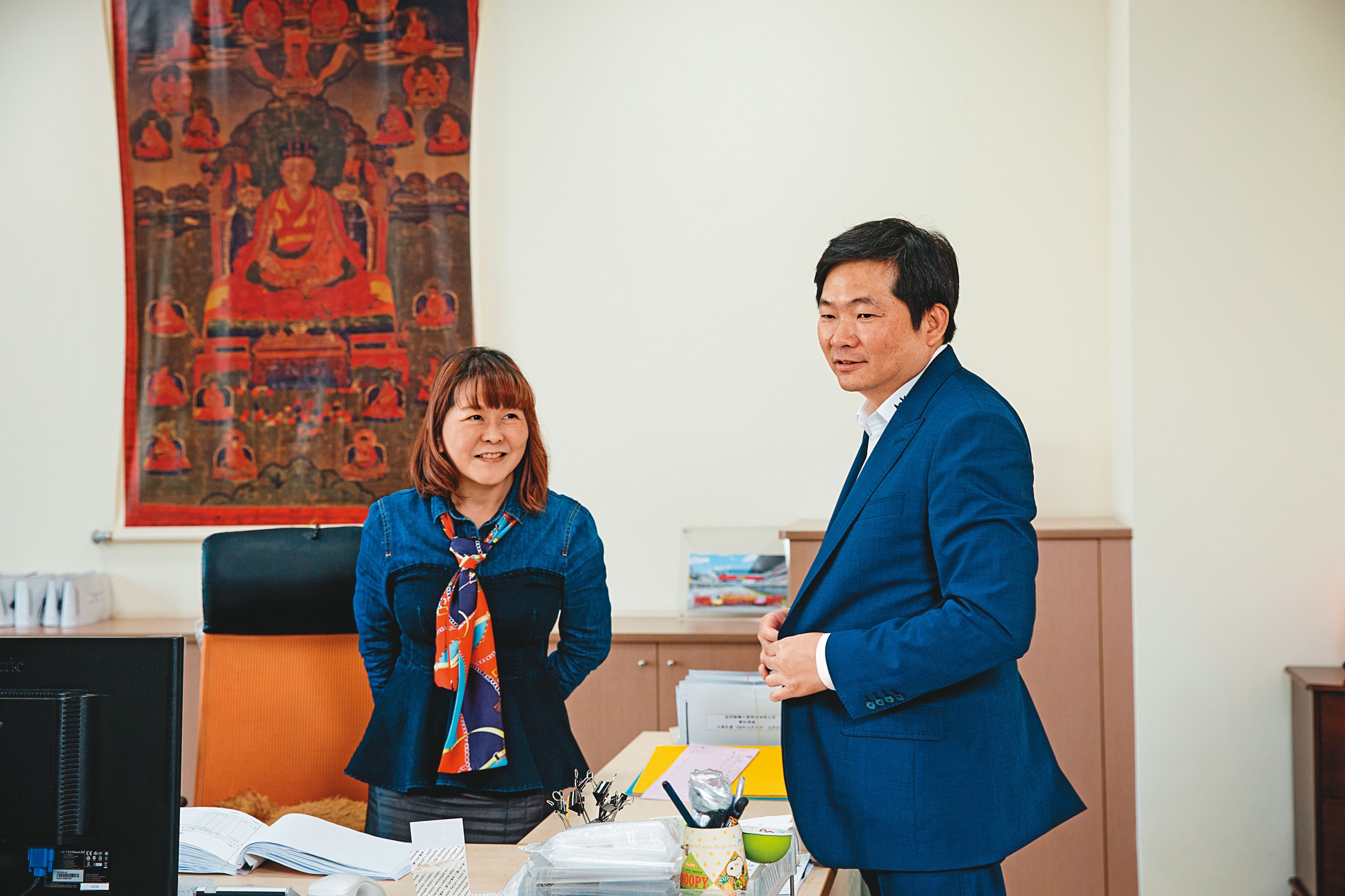 張仕育(右)和2個姊姊分別相差8歲與6歲,小時候姊姊還曾餵他吃飯。左為二姊、高明精機財務長張麗莉。