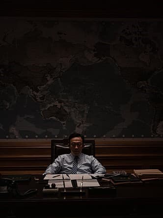 李星民在《南山的部長們》飾演獨裁總統,手握權力卻對身邊的幕僚十分猜忌。(翻攝自Naver電影)