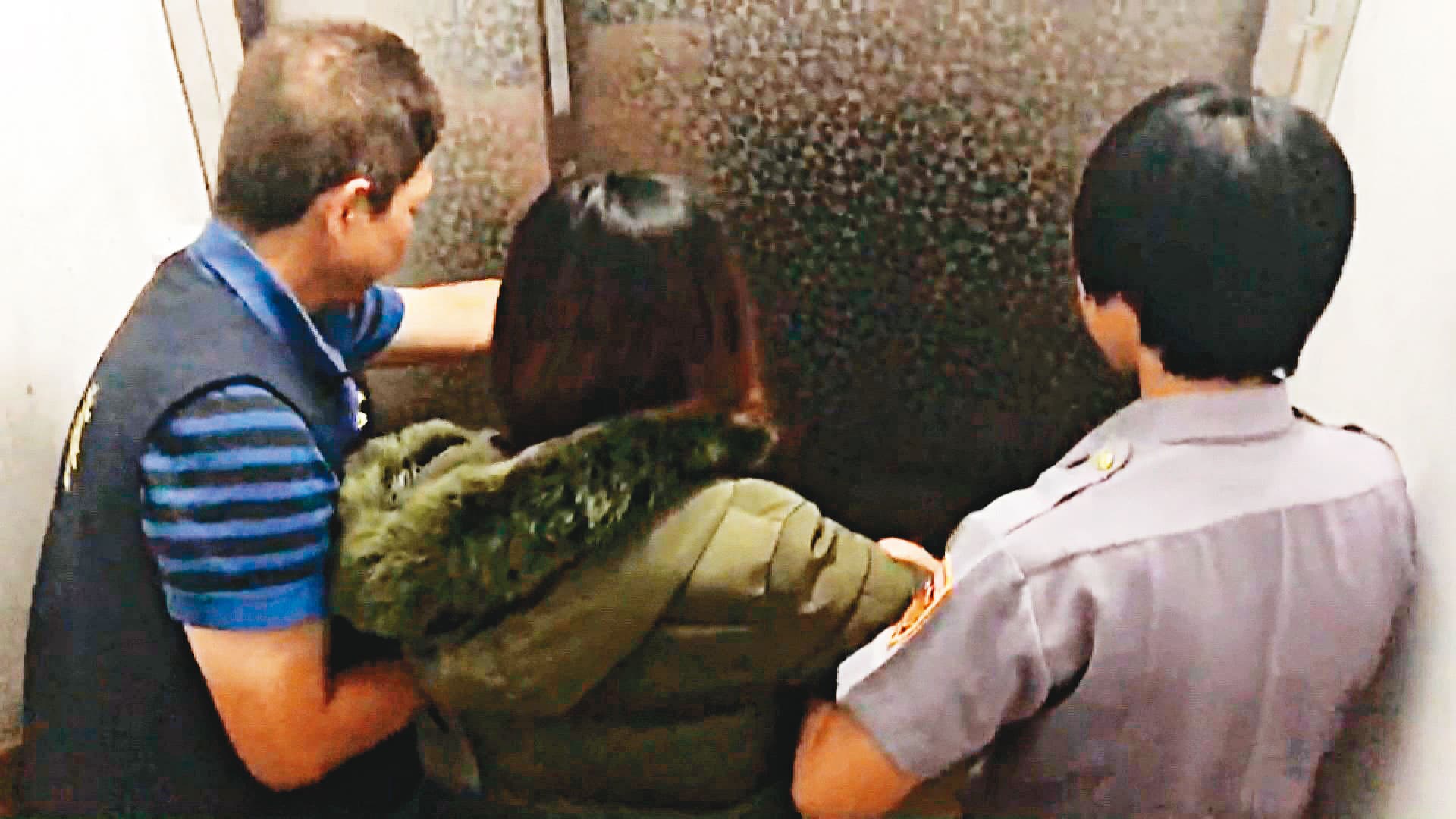 警方偵訊後,依殺人罪將尤凌薇(中)移送地檢署。(東森新聞提供)