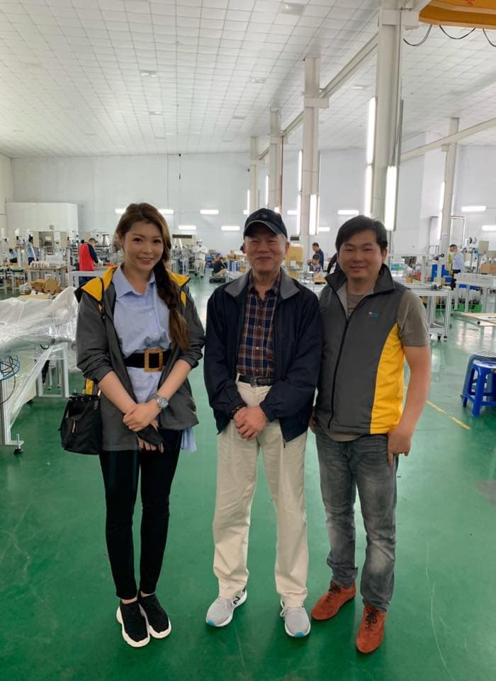 3月初,張仕育(右)率高明精機參與口罩國家隊。中為經濟部長沈榮津、左為太太殷琦。(翻攝殷琦臉書)