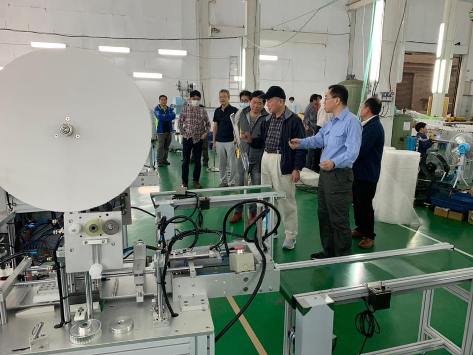 為增加台灣口罩產量,在工具機公會籌組下,有26家廠商聯合組成「口罩國家隊」,完成60條口罩產線。