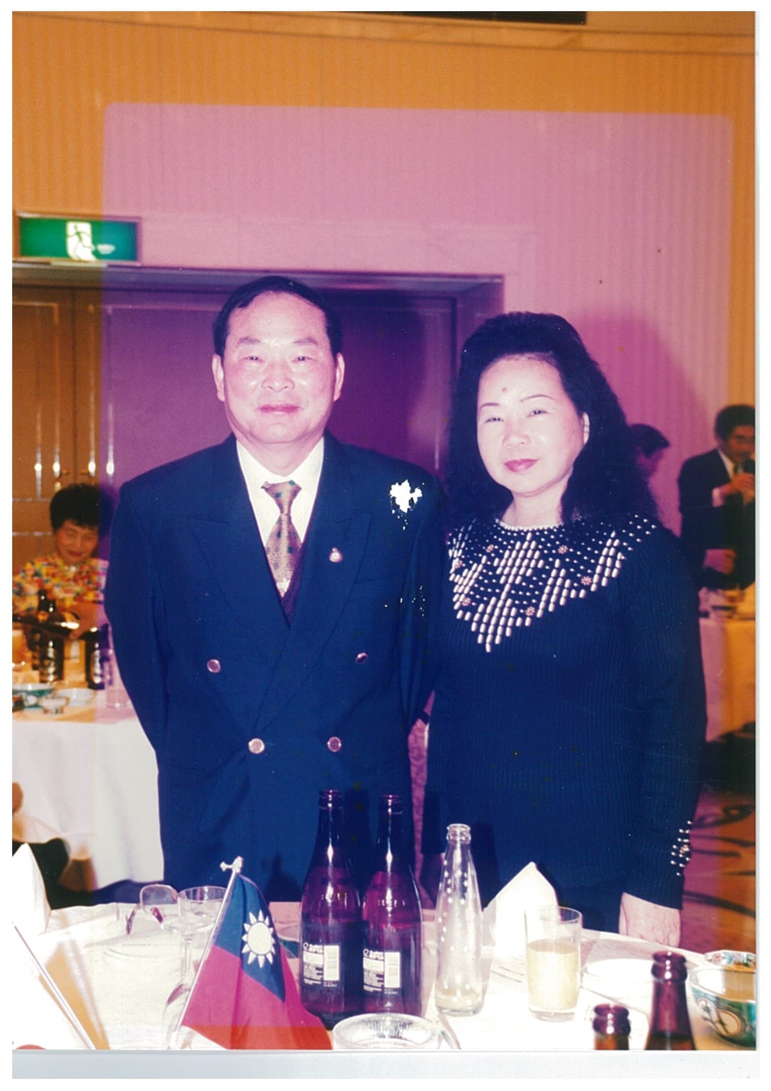 張鎬洺（左）與妻子張蔡梅霞（右）於台中豐原成立高明機械，早年是一家只有8個人的小工廠。（張仕育提供）