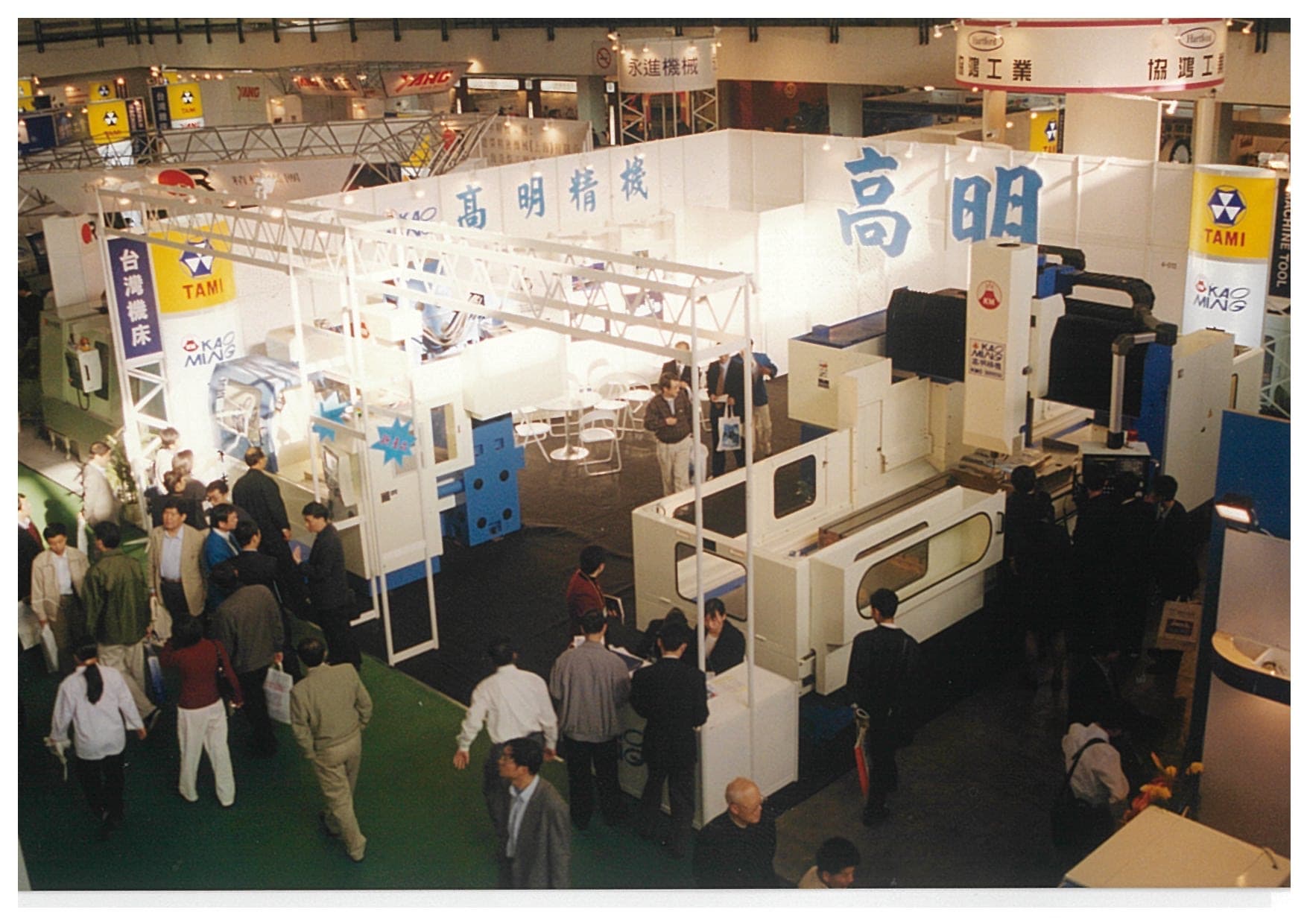為了開拓市場，張仕育時常率員工出國參與工具機展會。（張仕育提供）