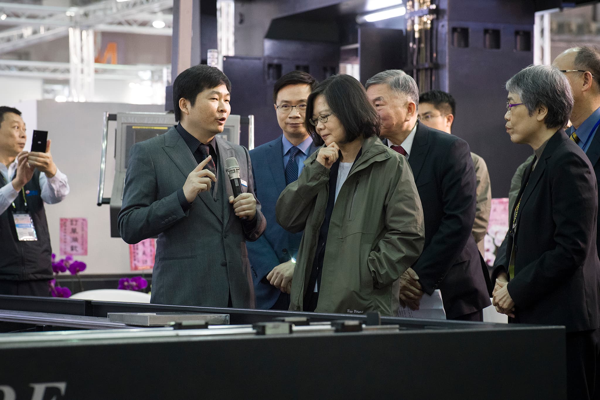 每年舉辦的台北工具機展，張仕育（前排左）都親上第一線坐鎮，前排右為總統蔡英文。（總統府提供）