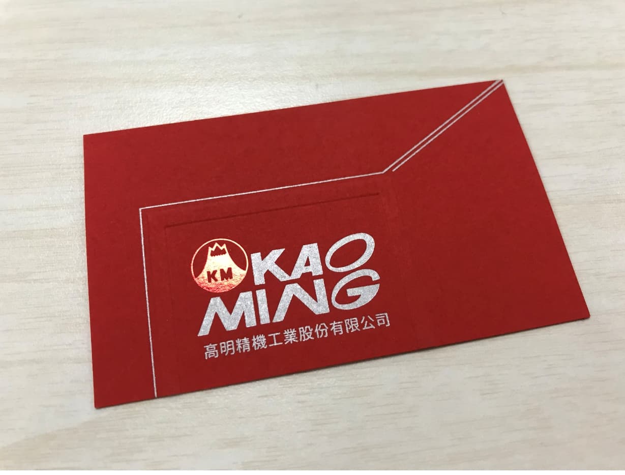 張仕育刻意將名片印成鮮紅色,強化個人印象。