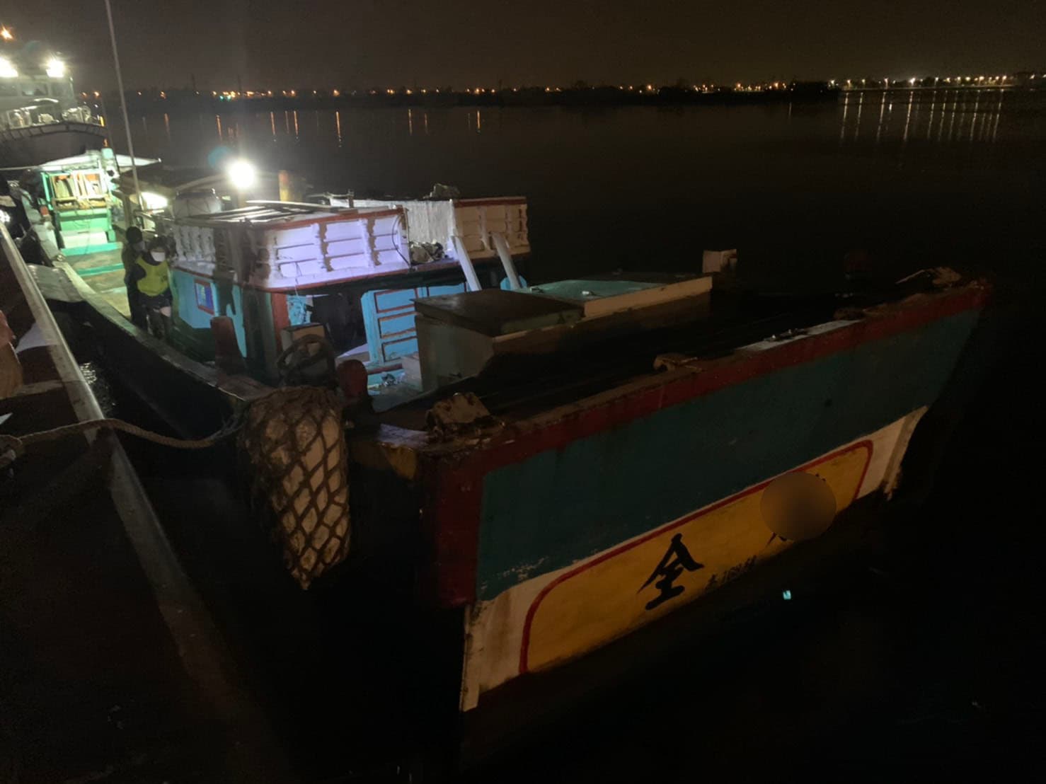 台籍漁船為了700萬元酬勞,竟鋌而走險犯案。(海巡署提供)