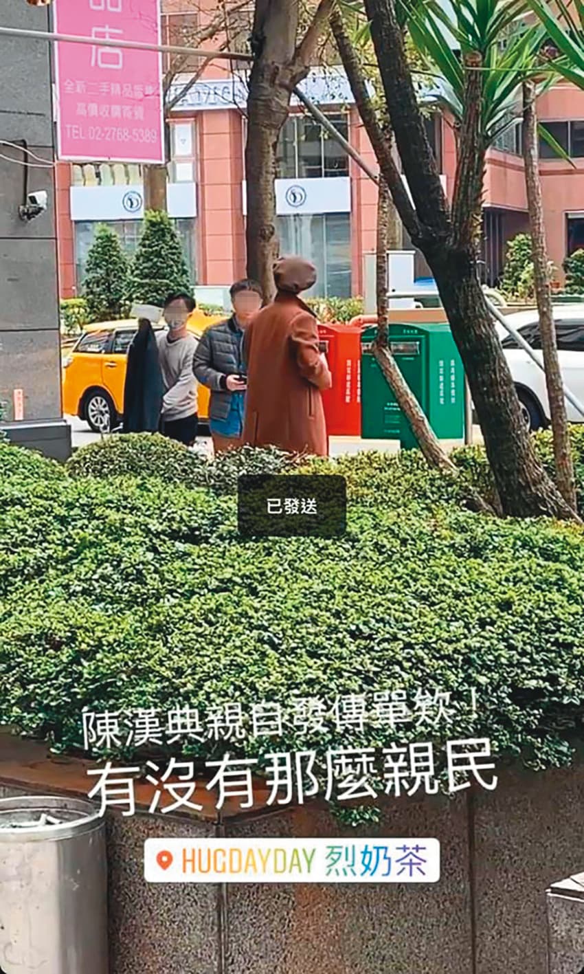 陳漢典(右)親自發傳單的行為,遭粉絲直擊po網,並大讚「親民」。(讀者提供)
