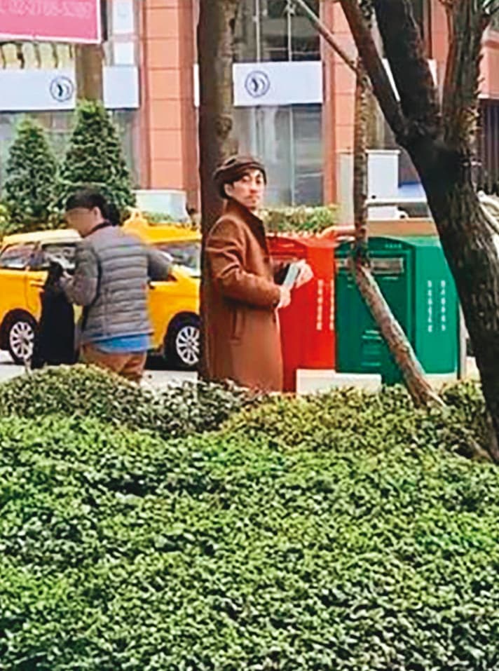 陳漢典發傳單時,警覺性頗高,一發現粉絲的鏡頭馬上就轉過頭來。(讀者提供)